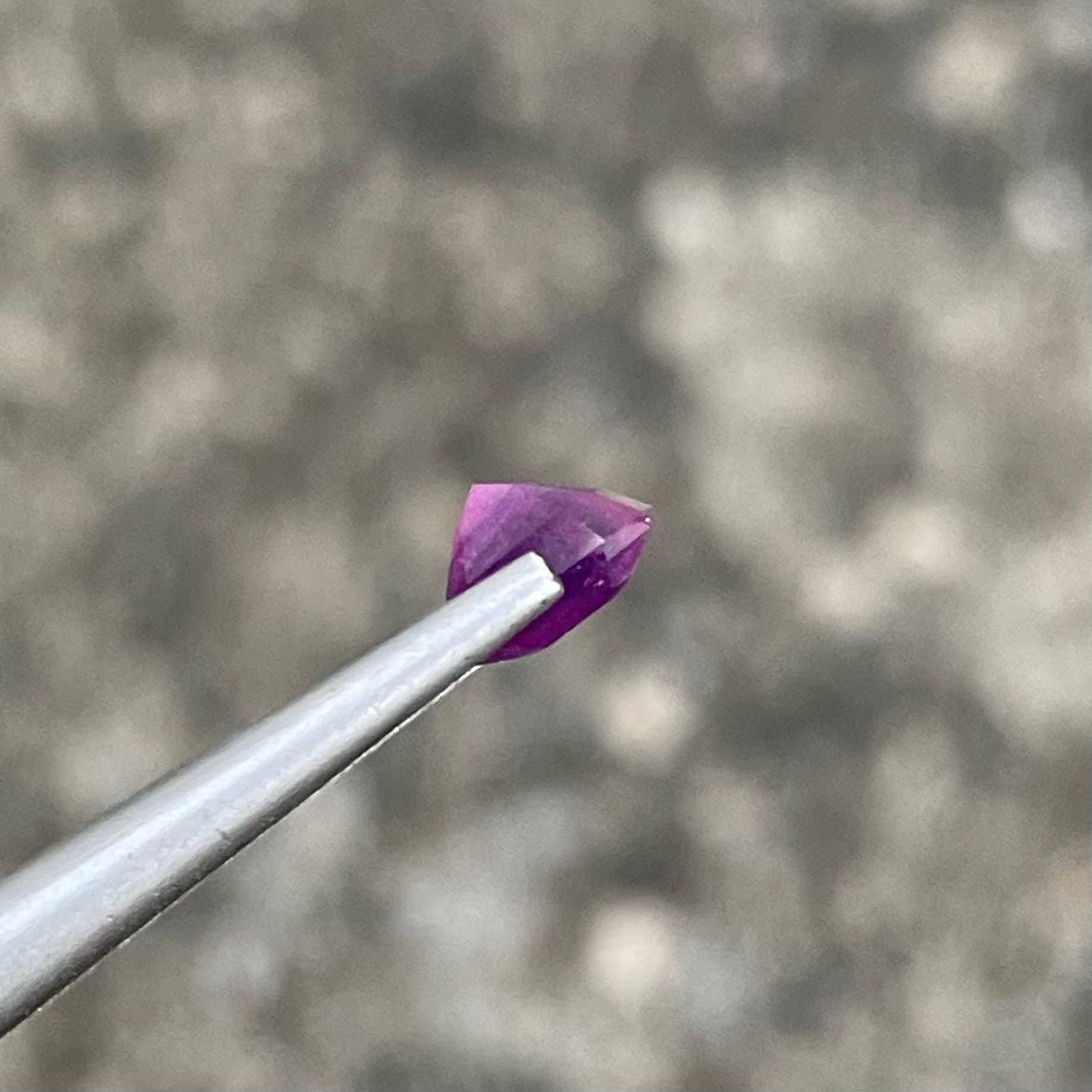 Peso 1,85 quilates 
Dimensiones 7,7x5,7x4,2 mm
Tratamiento ninguno 
Origen África 
Claridad incluida
Forma Octágono 
Esmeralda tallada 



Este exquisito zafiro rosa violáceo de 1,85 quilates es una auténtica obra maestra de la naturaleza, con una