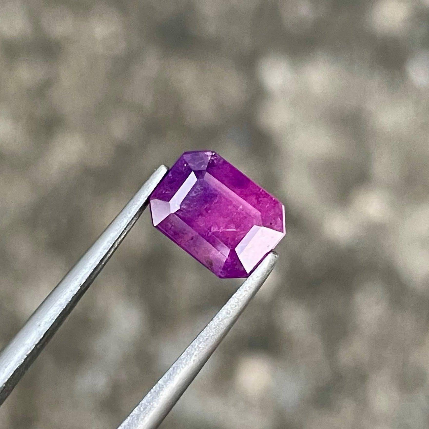 Pierre précieuse africaine saphir rose violacé taille émeraude 1,85 carat en vente 2