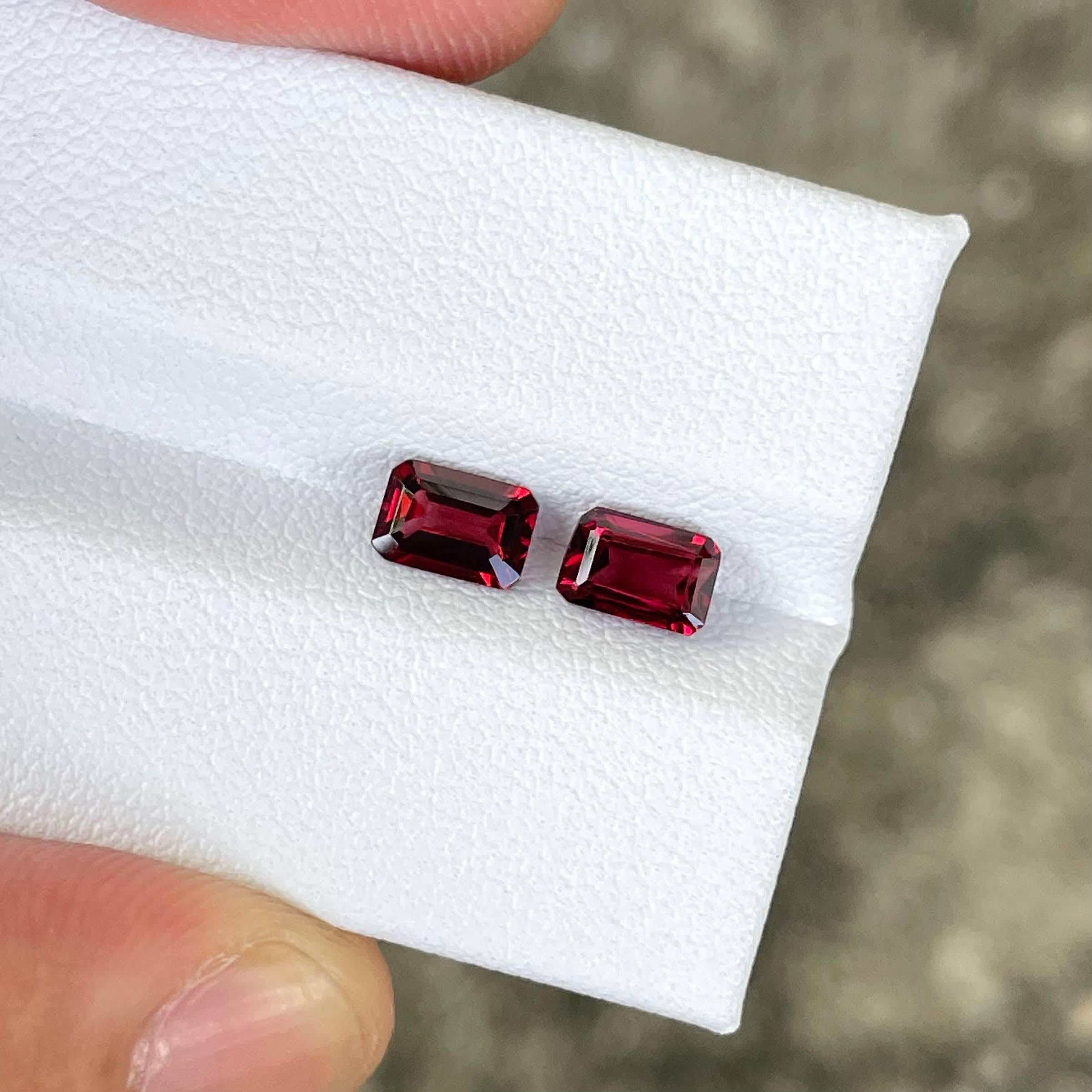 Peso 1,85 carati 
Dimensioni 6,0x4,1x3,8 mm 
Trattamento nessuno 
Origine Birmania 
Chiarezza VVS
Forma ottagonale 
Taglio smeraldo 



Questa splendida coppia di Spinello Rosso di Birmania, per un totale di 1,85 carati, mette in mostra il fascino