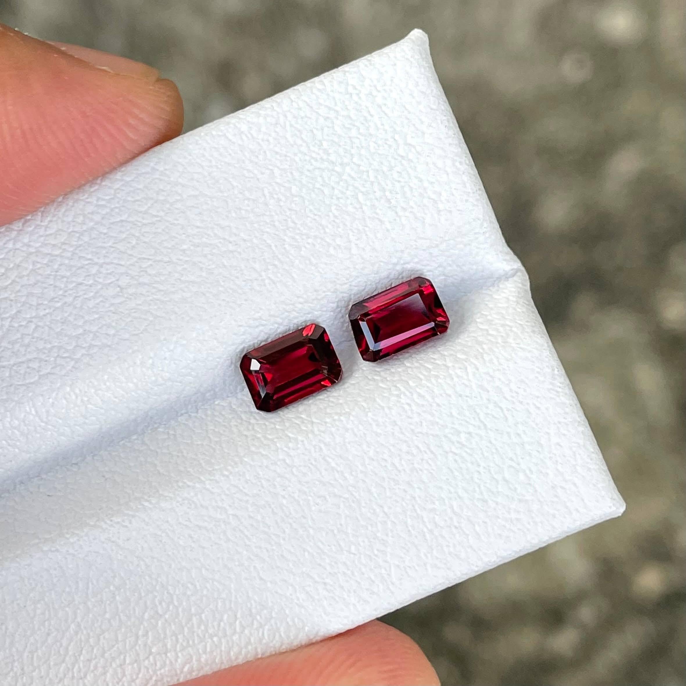 Moderno 1,85 carati di Spinello Rosso Birmano Coppia di Gemme Naturali Taglio Smeraldo in vendita
