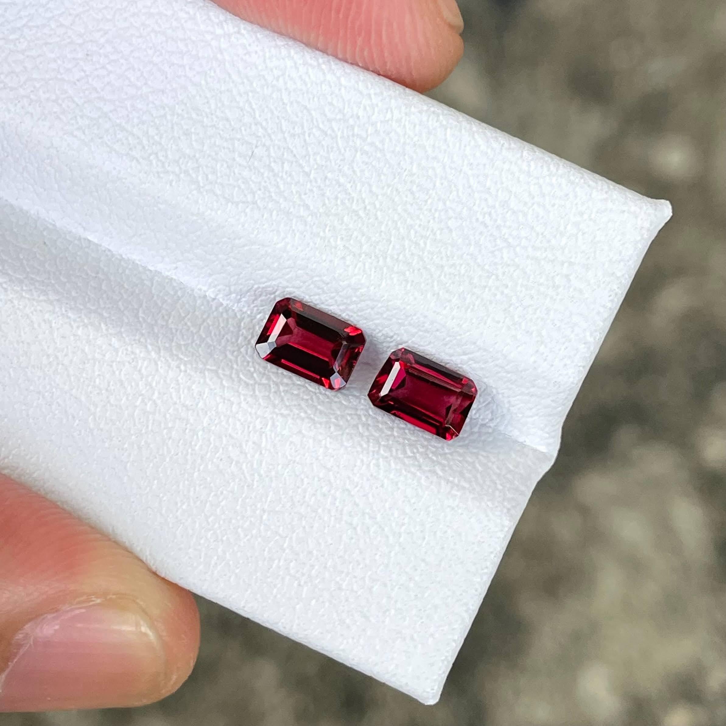 Taglio smeraldo 1,85 carati di Spinello Rosso Birmano Coppia di Gemme Naturali Taglio Smeraldo in vendita