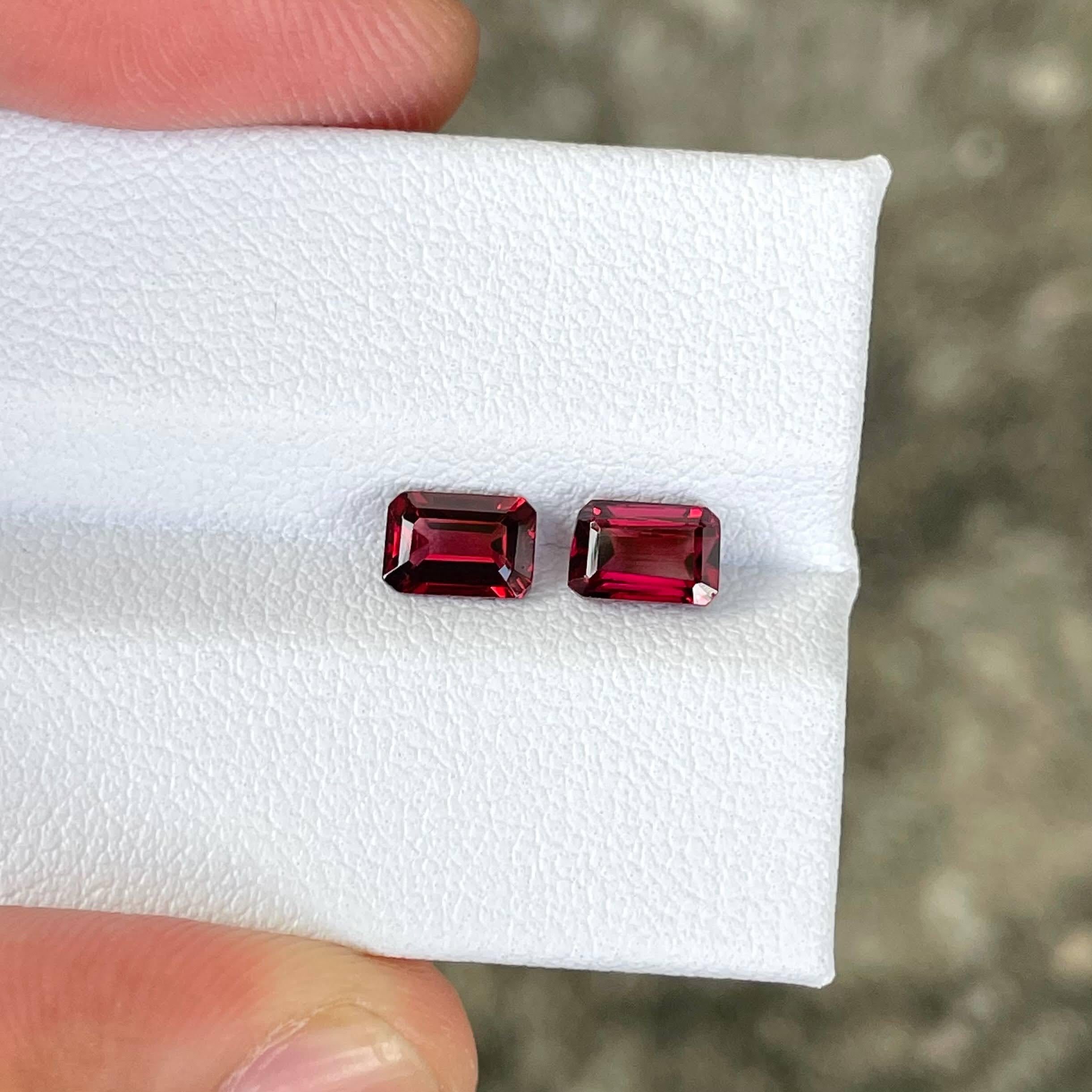 1,85 carati di Spinello Rosso Birmano Coppia di Gemme Naturali Taglio Smeraldo In condizioni Nuovo in vendita a Bangkok, TH