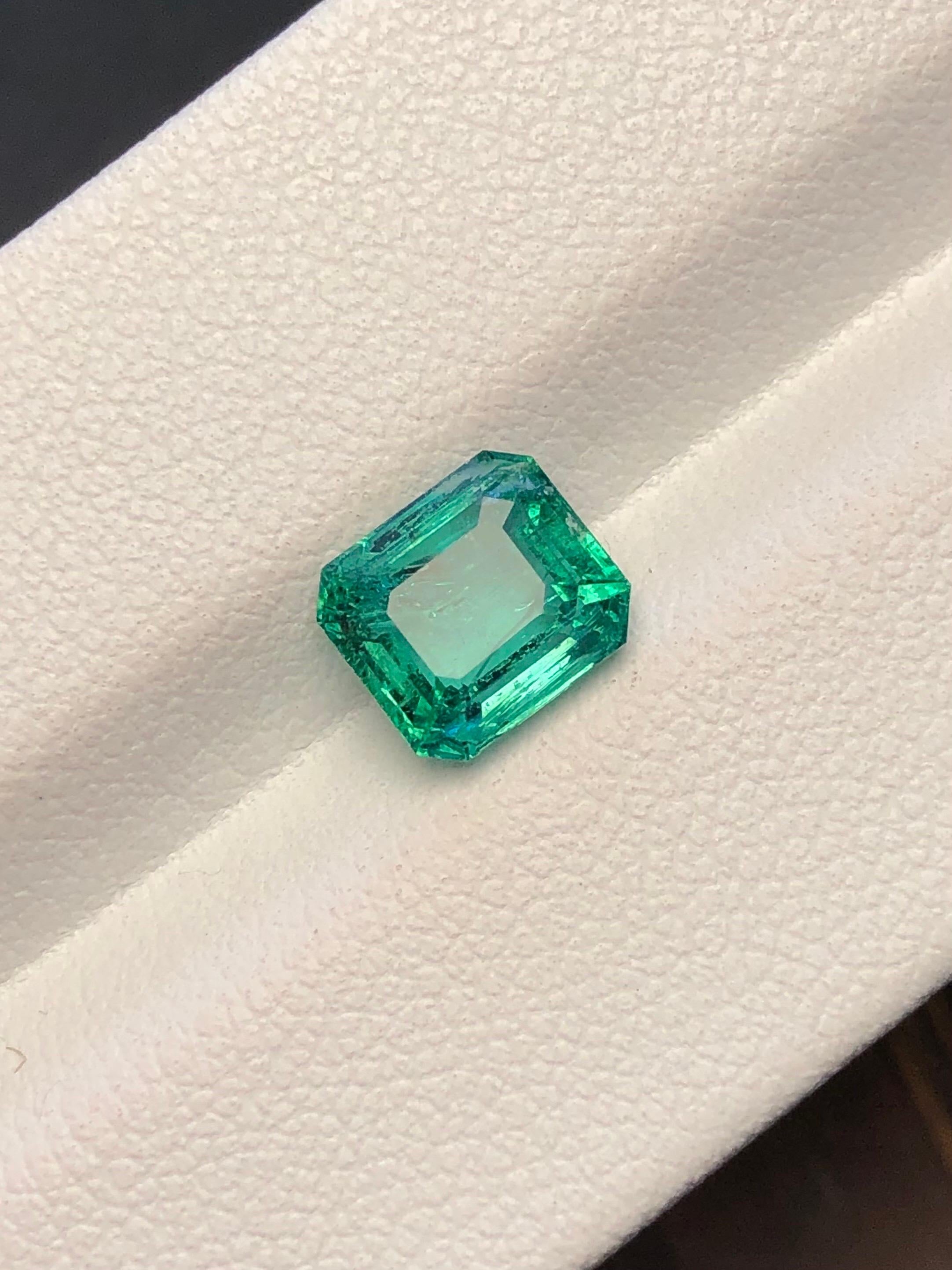 EMA33~
1,85 qt Esmeralda natural sin aceite certificada por GIA Verde azulado  Piedra preciosa de Zambia sin ojos

DESCRIPCIÓN DE LA GEMA
Especie:  Berilo natural
Variedad: Esmeralda natural
Peso: 1,85 ct
Color: Verde azulado 
Corta: 