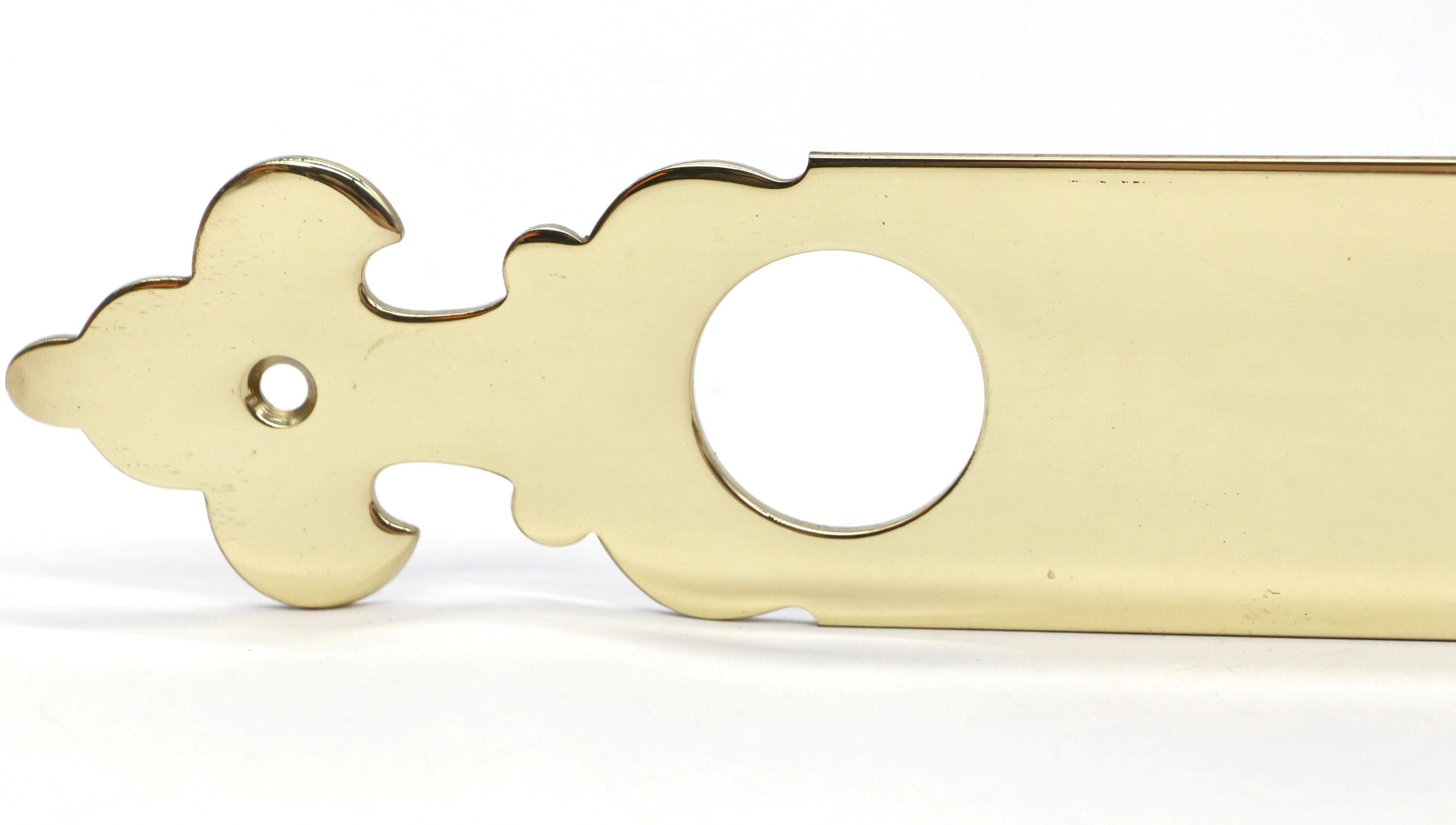Make a grand entrance with our vintage polished brass entry door pull. Complete with a lock insert and thumb latch, its polished finish exudes elegance while providing secure functionality. Elevate your door's appeal with this stunning vintage
