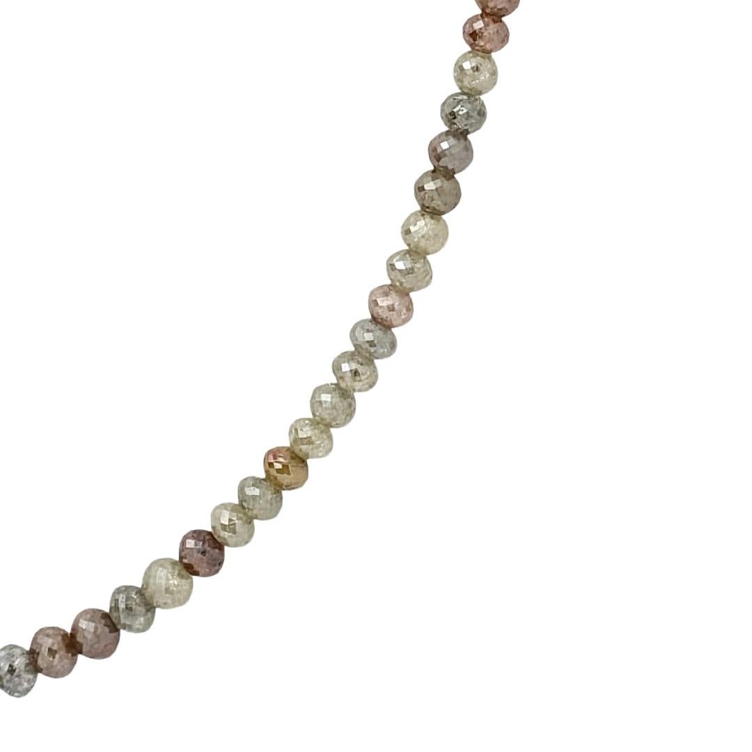 Una vibrante celebrazione del colore naturale e dell'artigianato. Questa collana da 18,5 pollici mette in mostra un'incredibile serie di perle di diamante rotonde sfaccettate in un mix armonioso di tonalità rustiche marroni, rosse e grigie,