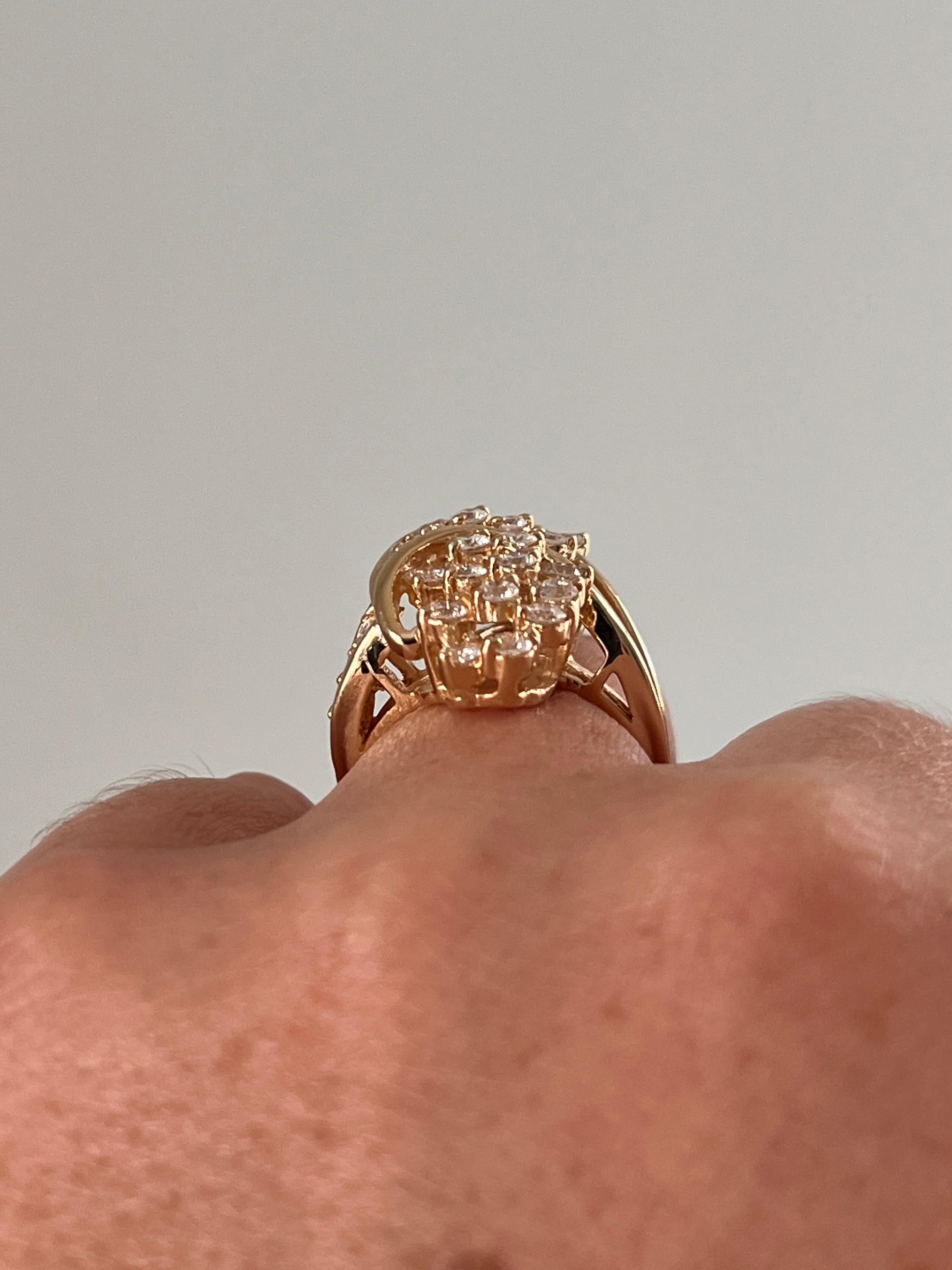Anello a grappolo con diamante da 1,85 TCW e oro giallo 14k 1980s in vendita 8