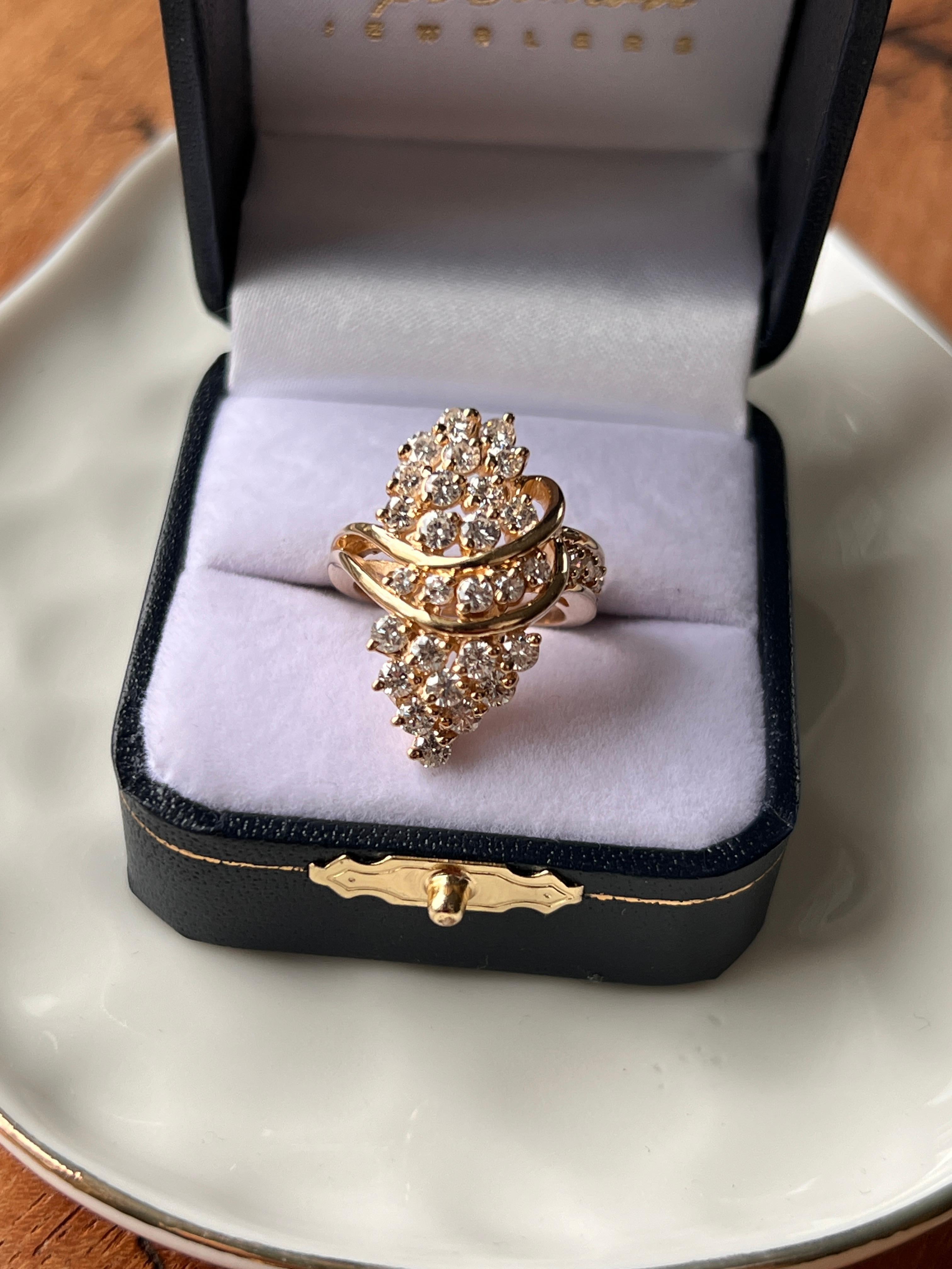 Un anello a grappolo in oro giallo 14 carati dal design anni '80 irradia un'eleganza audace e una raffinatezza senza tempo. L'anello presenta trentuno diamanti rotondi con taglio brillante, ognuno dei quali misura circa 2-2,7 mm, per un