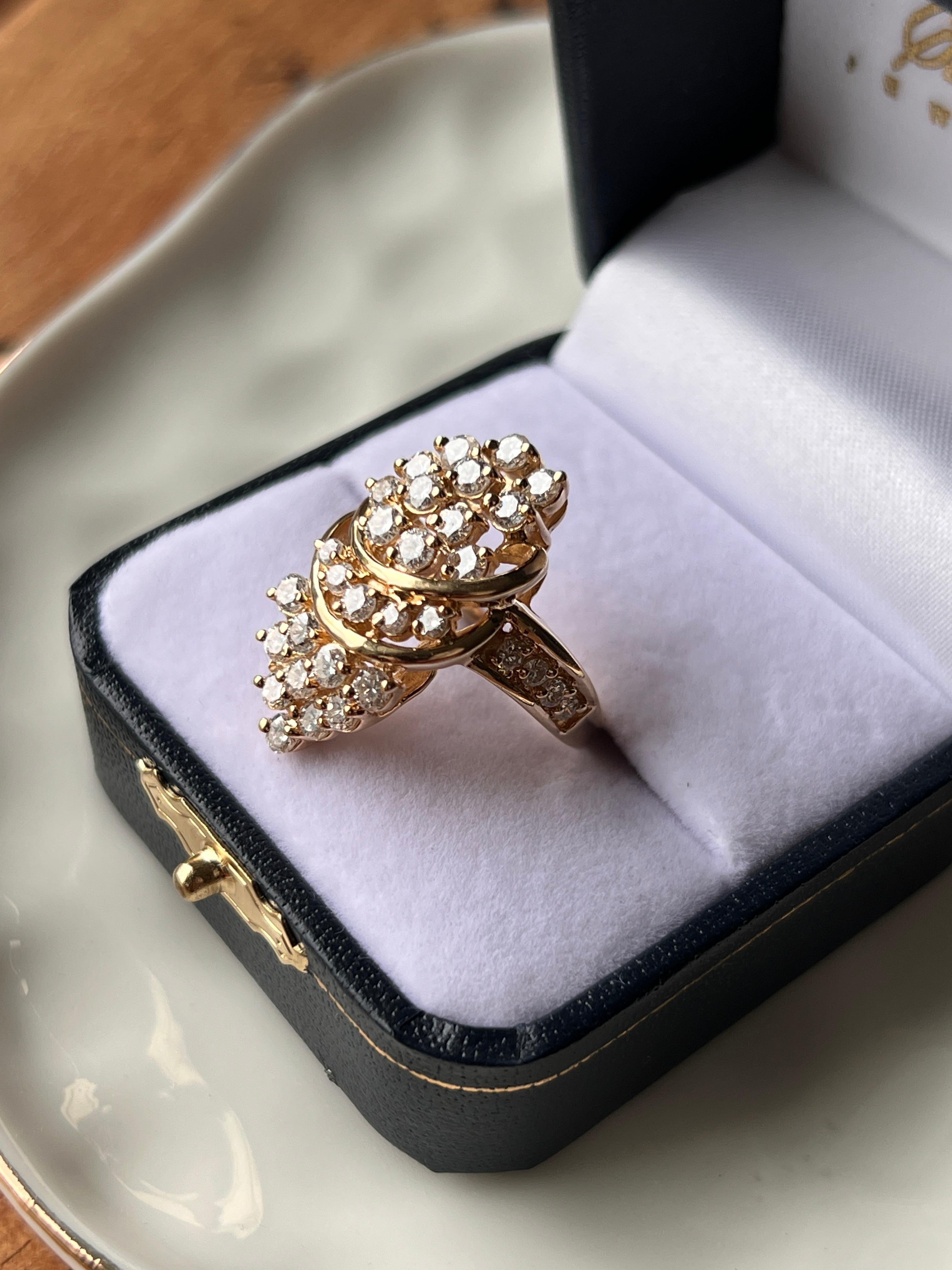 Taglio rotondo Anello a grappolo con diamante da 1,85 TCW e oro giallo 14k 1980s in vendita