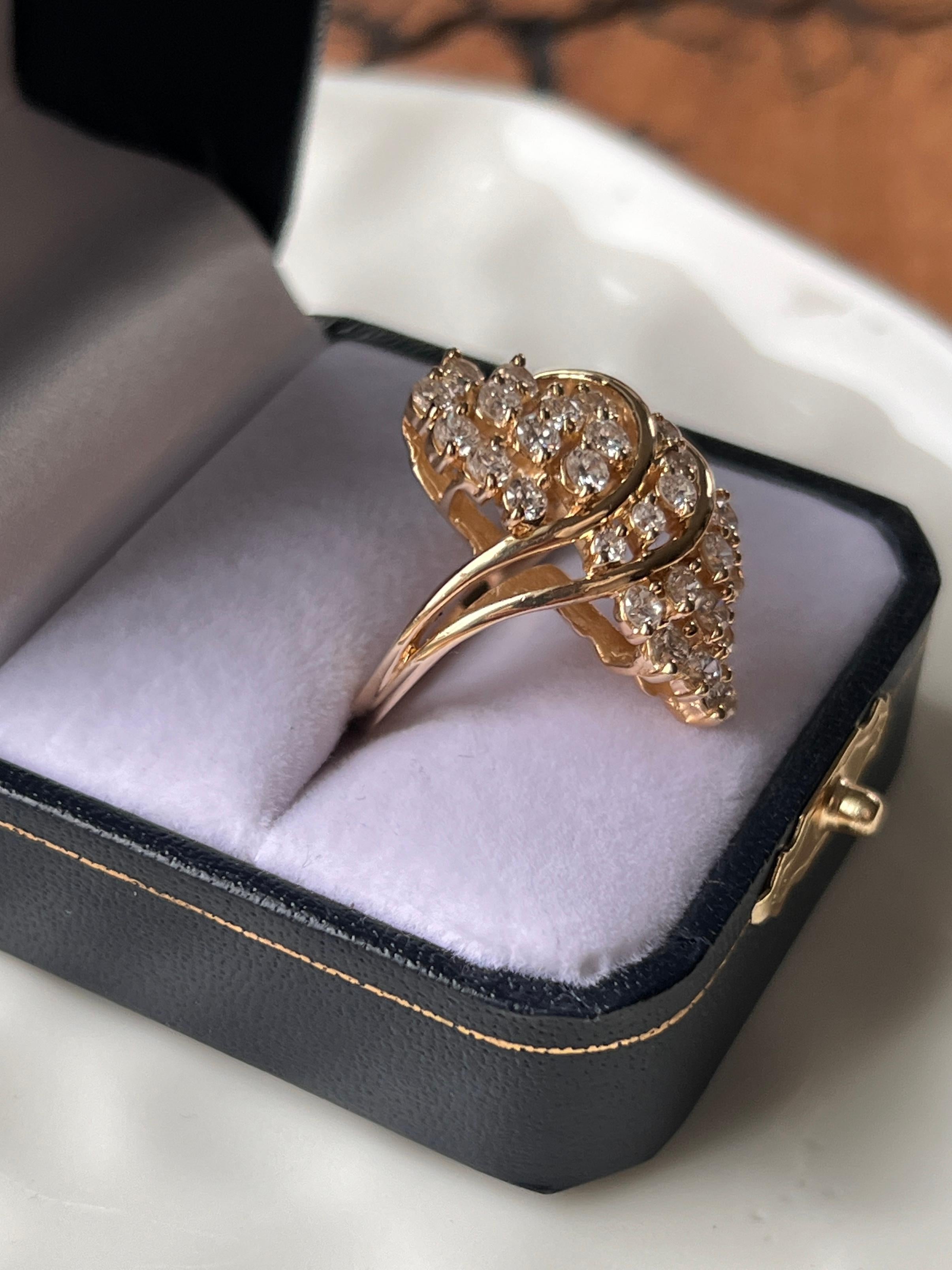 Anello a grappolo con diamante da 1,85 TCW e oro giallo 14k 1980s In condizioni buone in vendita a Towson, MD