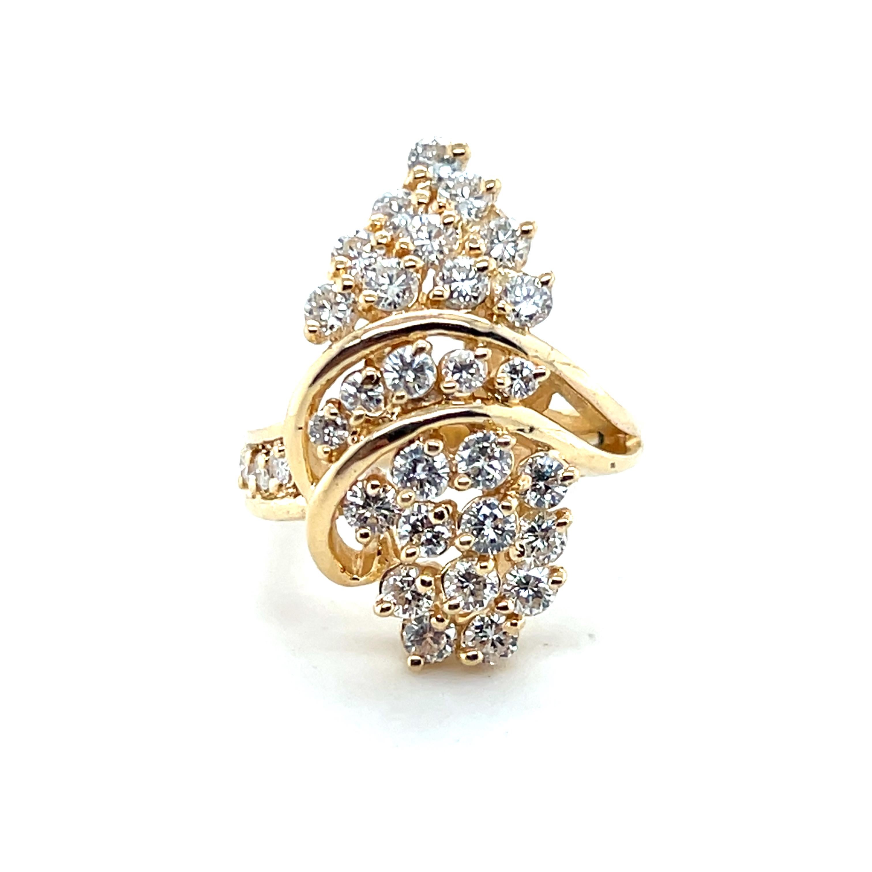 da uomo o donna Anello a grappolo con diamante da 1,85 TCW e oro giallo 14k 1980s in vendita