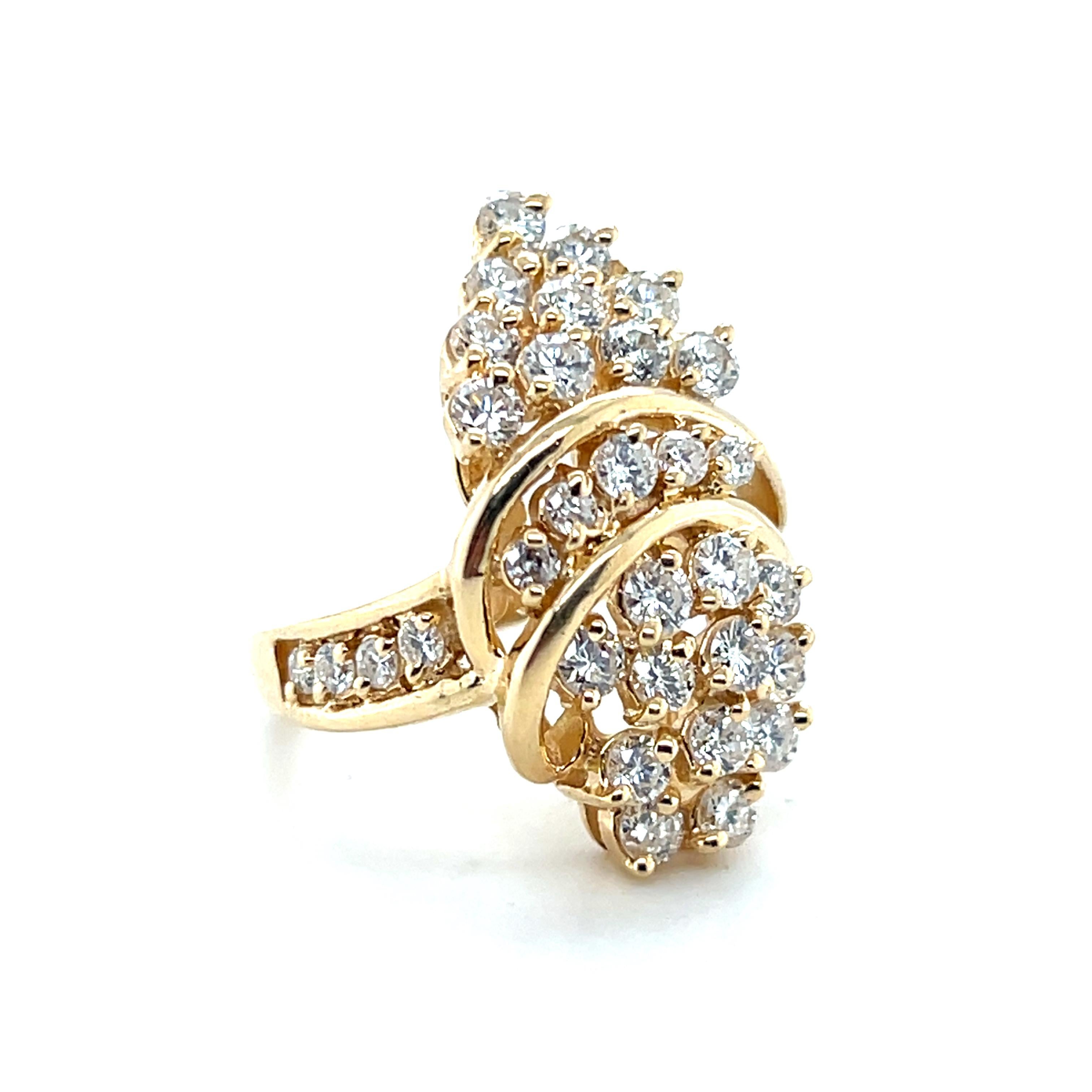 Anello a grappolo con diamante da 1,85 TCW e oro giallo 14k 1980s in vendita 2