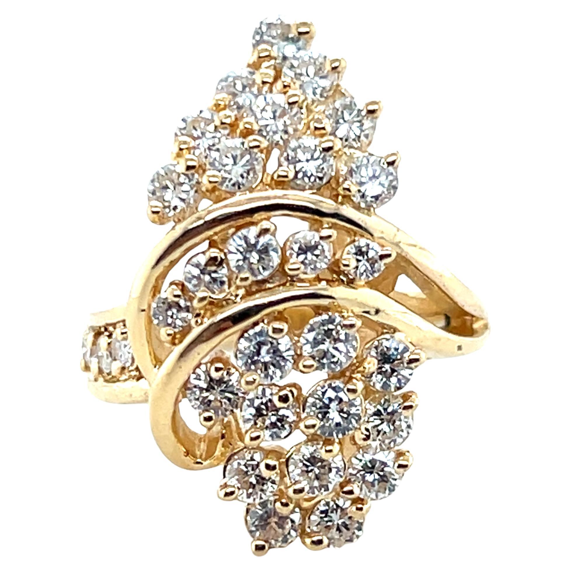 Anello a grappolo con diamante da 1,85 TCW e oro giallo 14k 1980s in vendita
