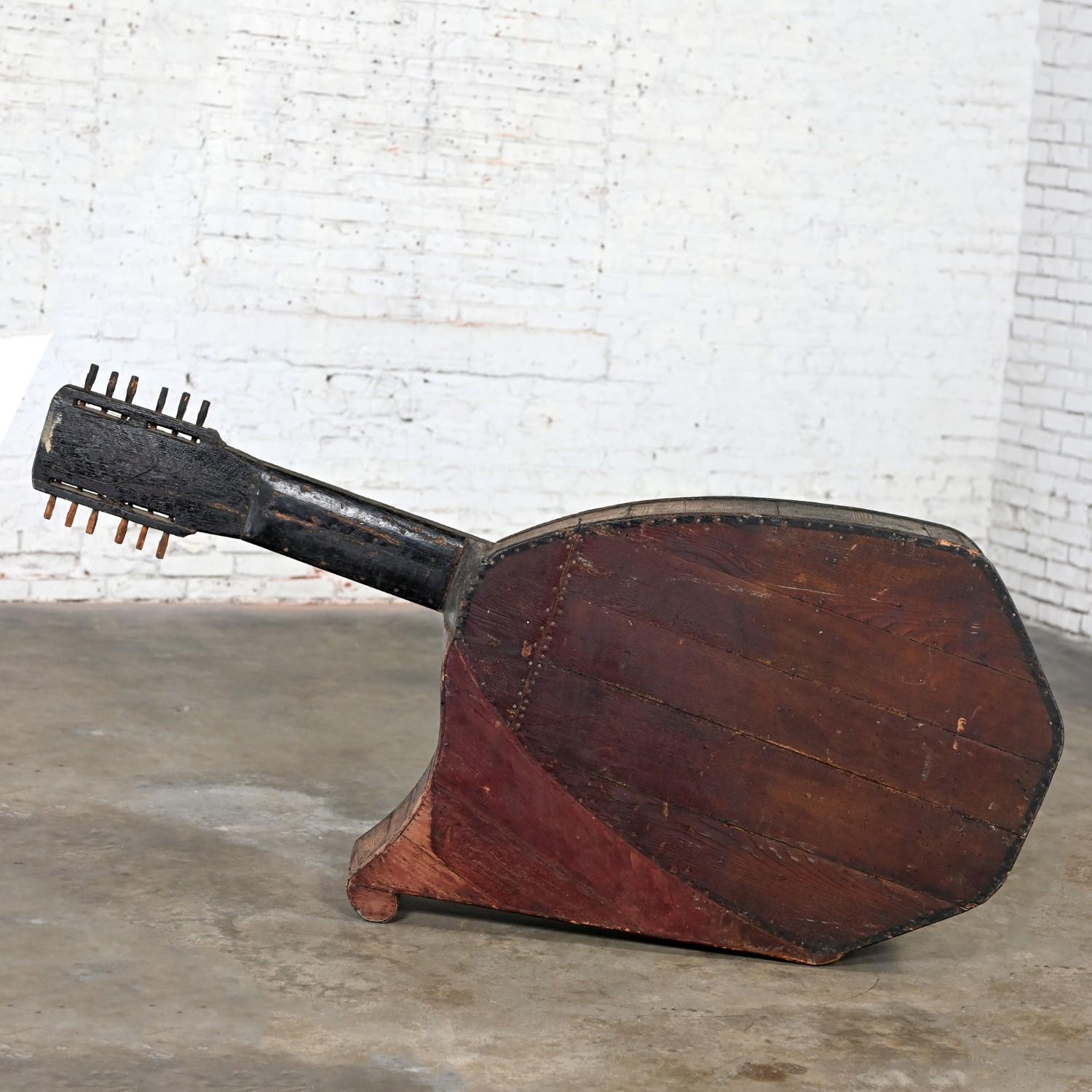 Sculpture murale décorative d'une harpe à guitare en bois rustique d'art populaire des années 1850-1950 en vente 3