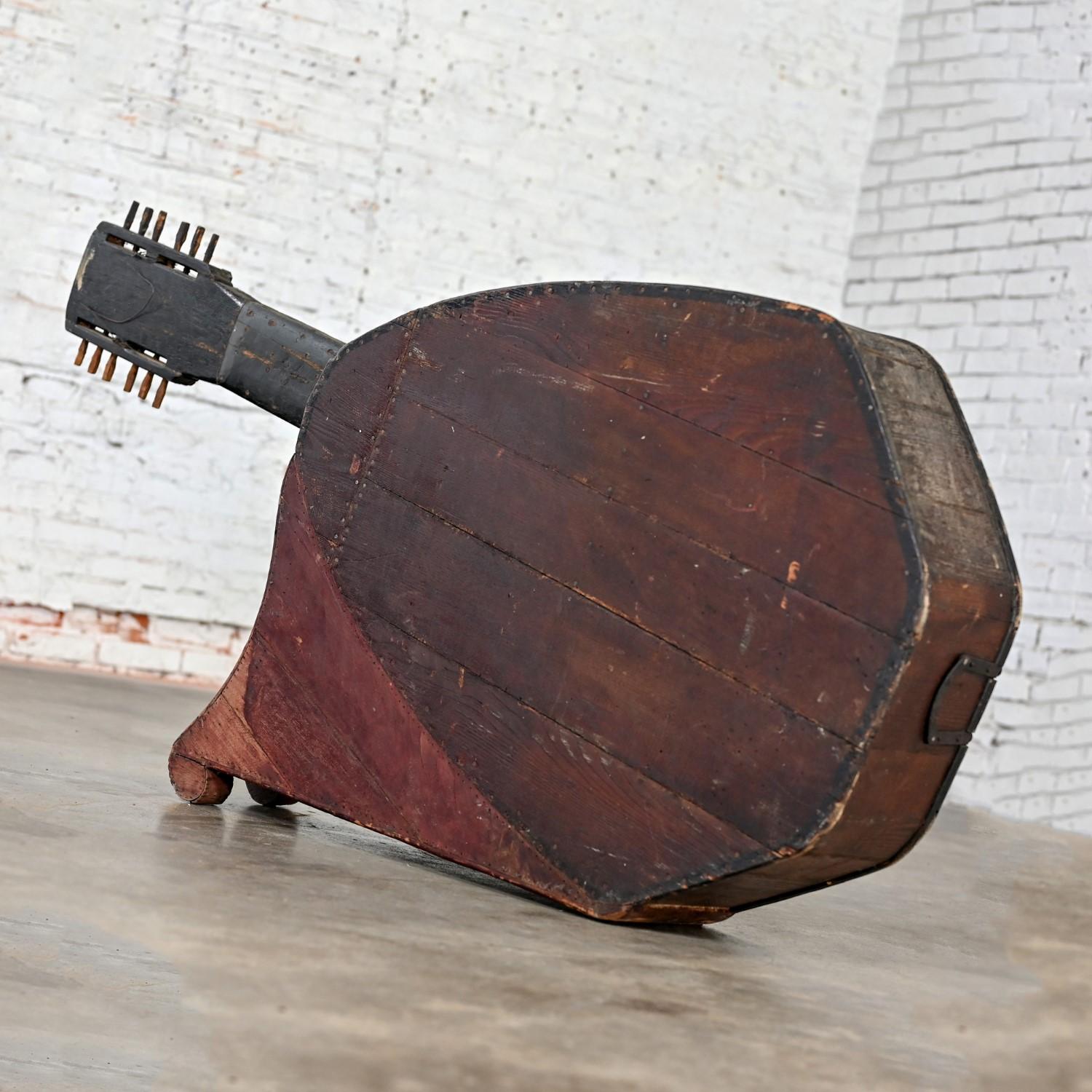 Sculpture murale décorative d'une harpe à guitare en bois rustique d'art populaire des années 1850-1950 en vente 4