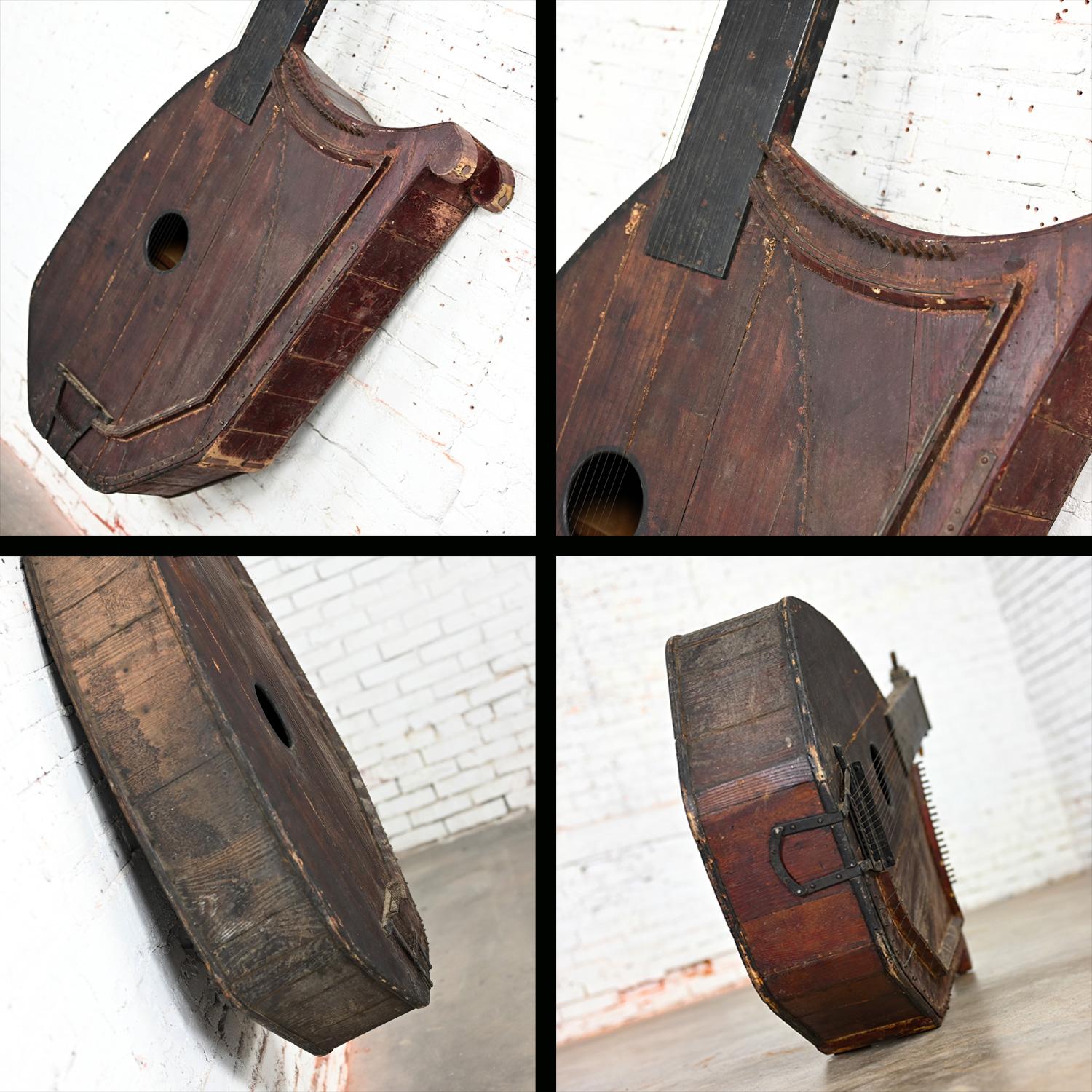 Sculpture murale décorative d'une harpe à guitare en bois rustique d'art populaire des années 1850-1950 en vente 5