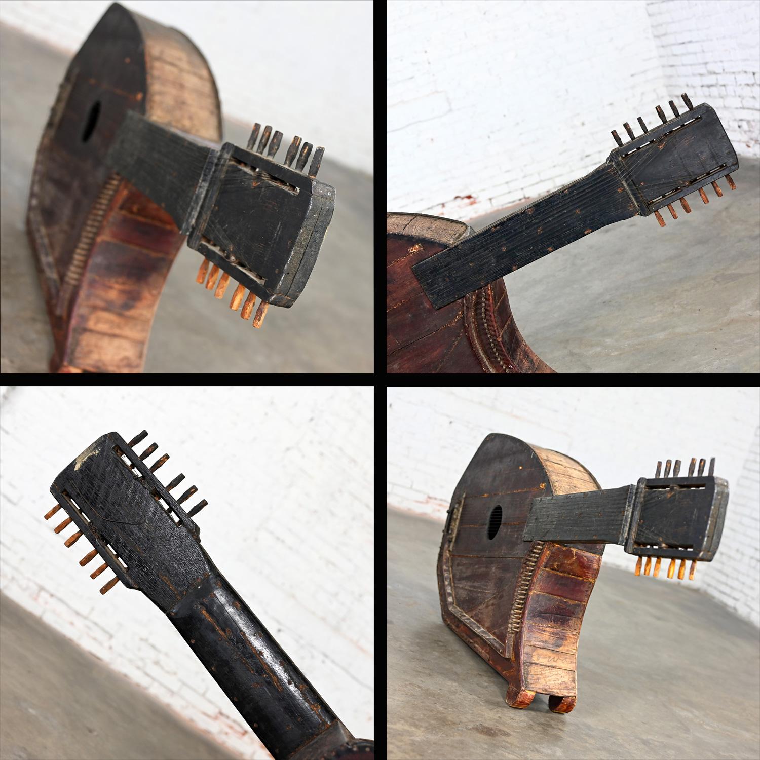 Sculpture murale décorative d'une harpe à guitare en bois rustique d'art populaire des années 1850-1950 en vente 6
