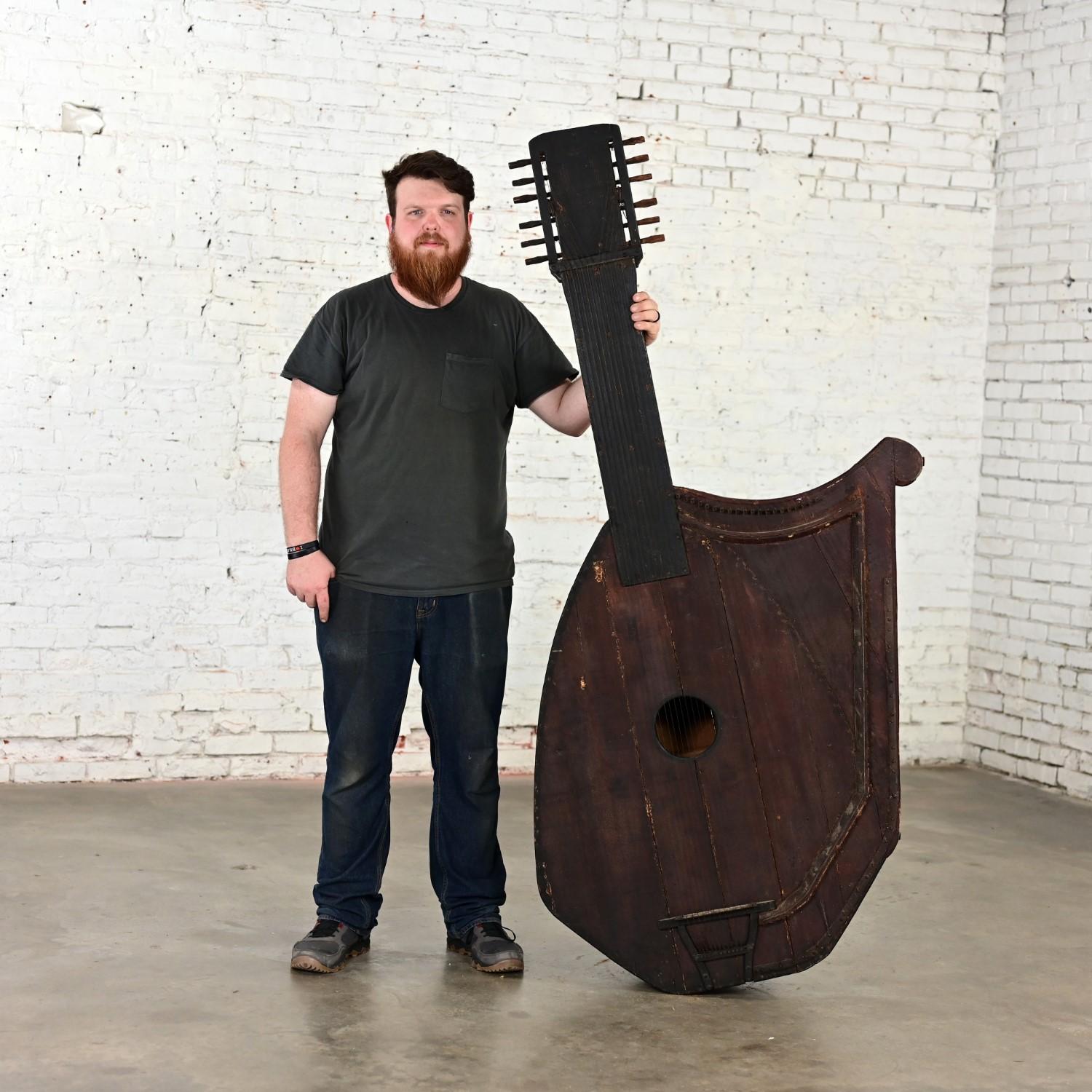 Sculpture murale décorative d'une harpe à guitare en bois rustique d'art populaire des années 1850-1950 en vente 7