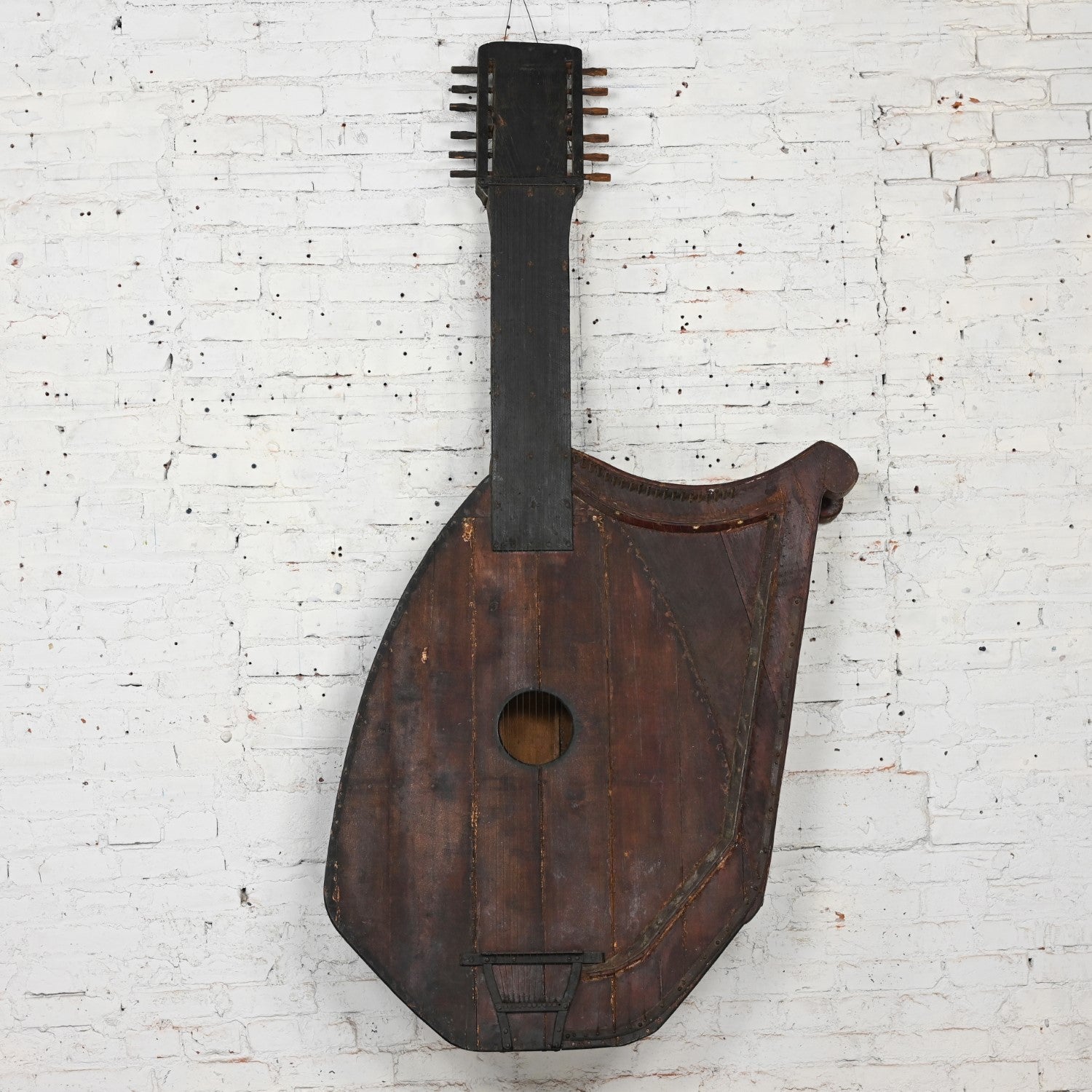 Fantastique sculpture ou suspension murale en bois rustique de harpe de guitare ou de harpe guitare du 20e siècle. Byit, en gardant à l'esprit qu'il s'agit d'une pièce vintage et non pas neuve, qui présentera donc des signes d'utilisation et