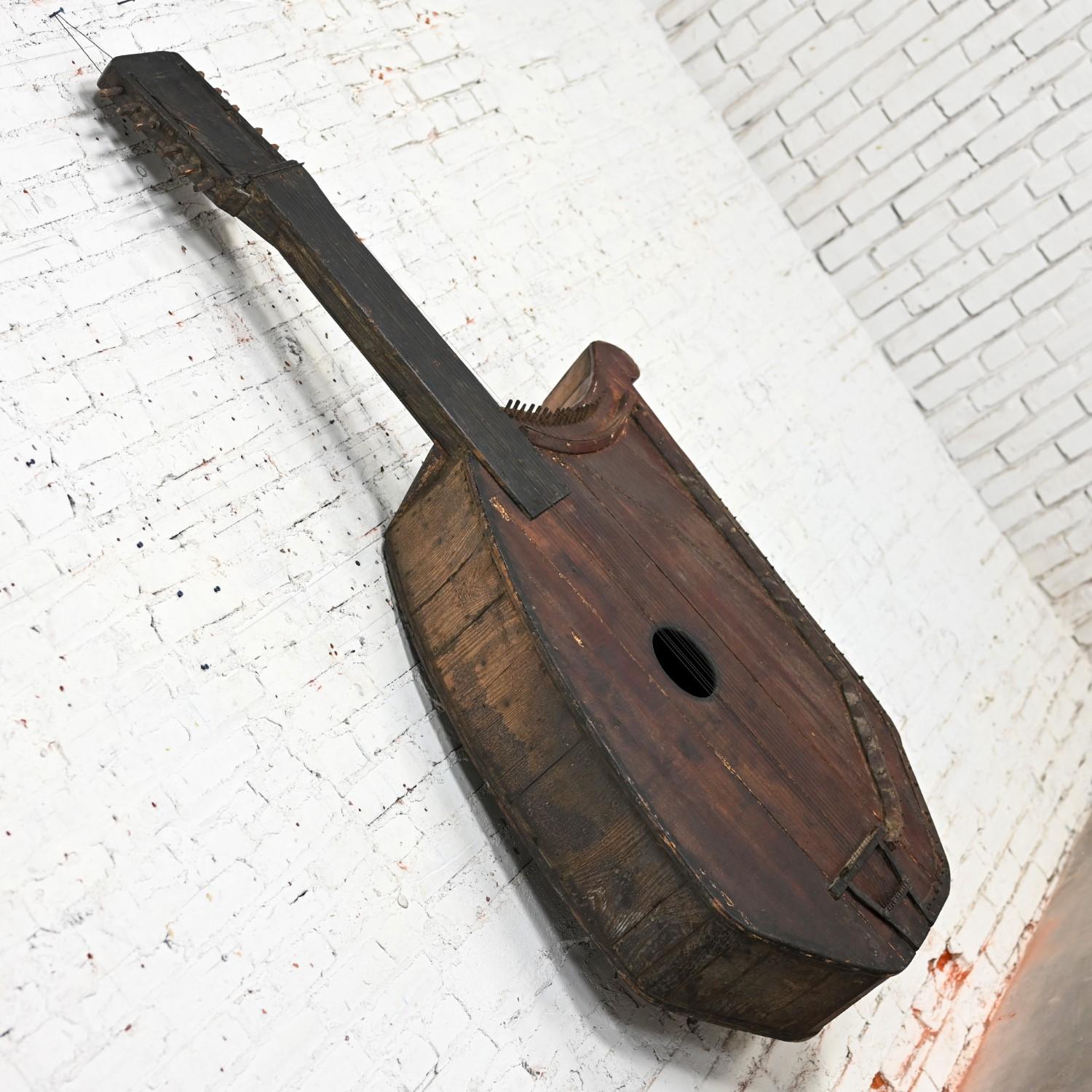 Artisanat Sculpture murale décorative d'une harpe à guitare en bois rustique d'art populaire des années 1850-1950 en vente