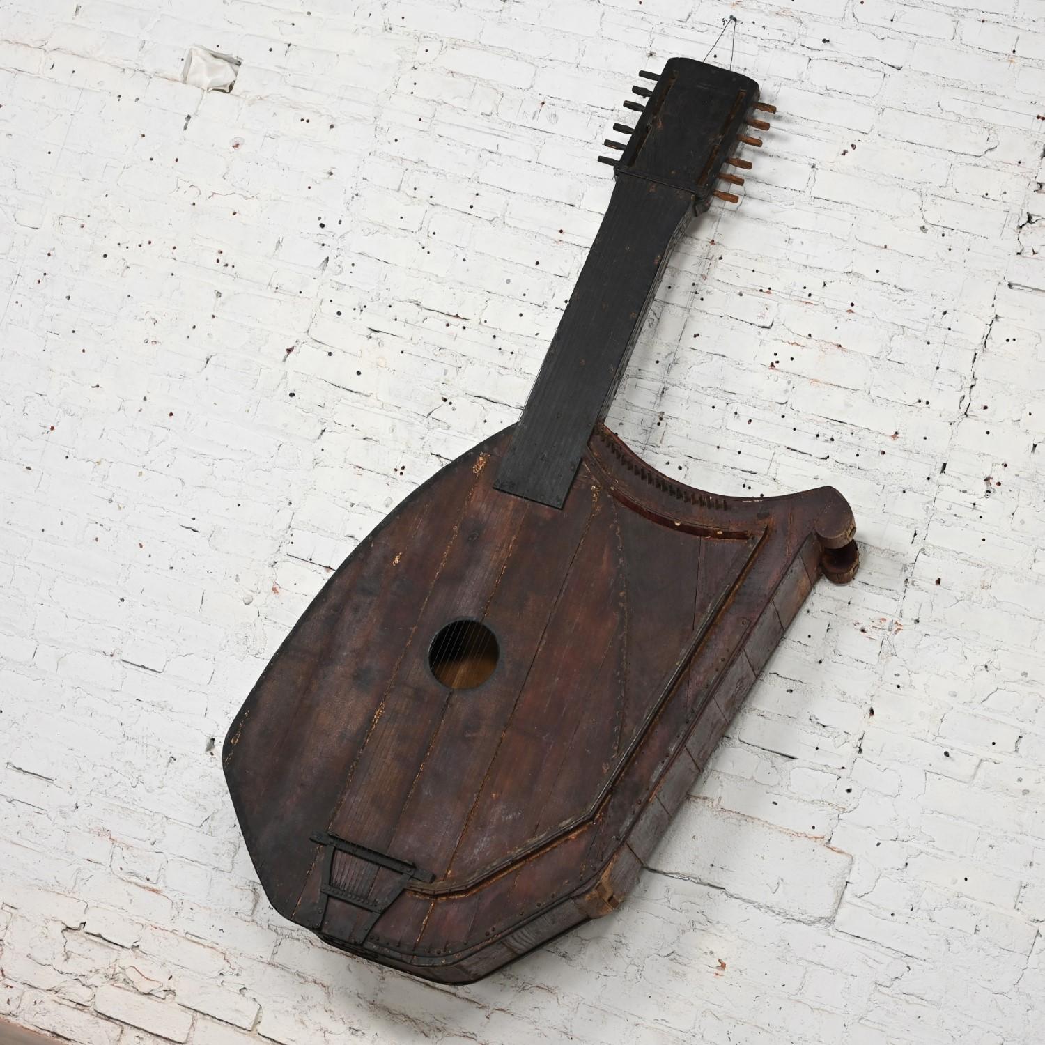 Inconnu Sculpture murale décorative d'une harpe à guitare en bois rustique d'art populaire des années 1850-1950 en vente