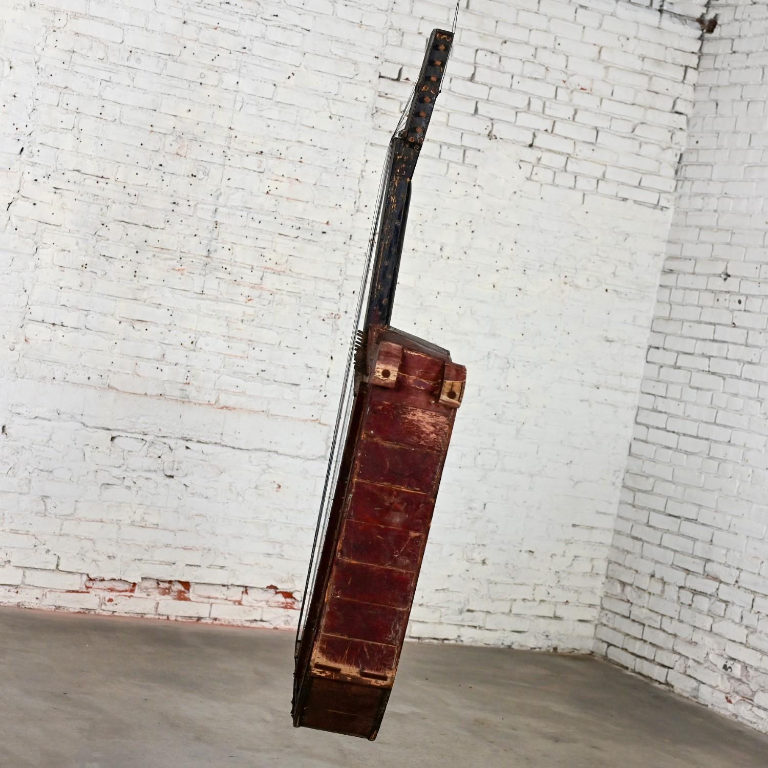 Sculpture murale décorative d'une harpe à guitare en bois rustique d'art populaire des années 1850-1950 Abîmé - En vente à Topeka, KS