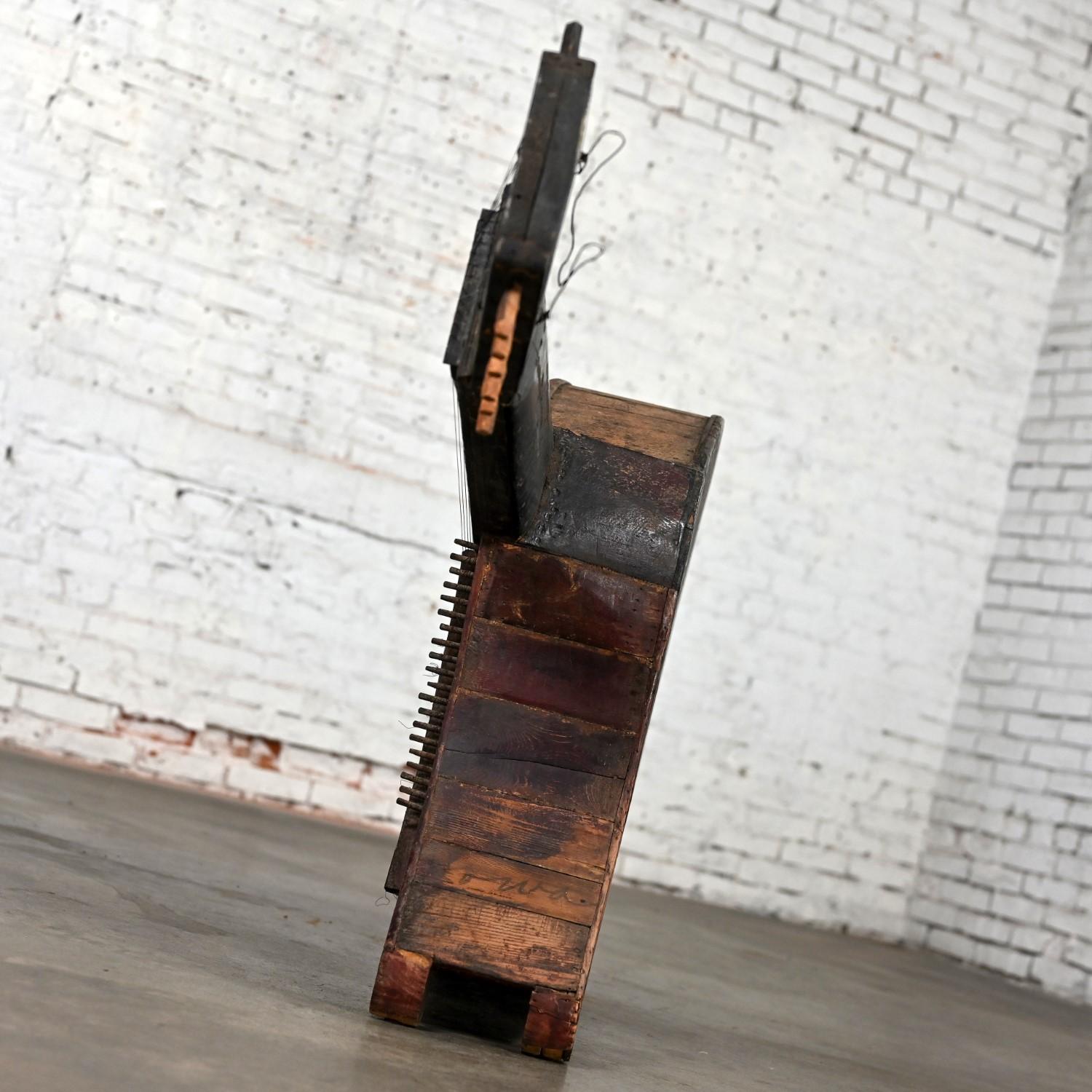 XIXe siècle Sculpture murale décorative d'une harpe à guitare en bois rustique d'art populaire des années 1850-1950 en vente