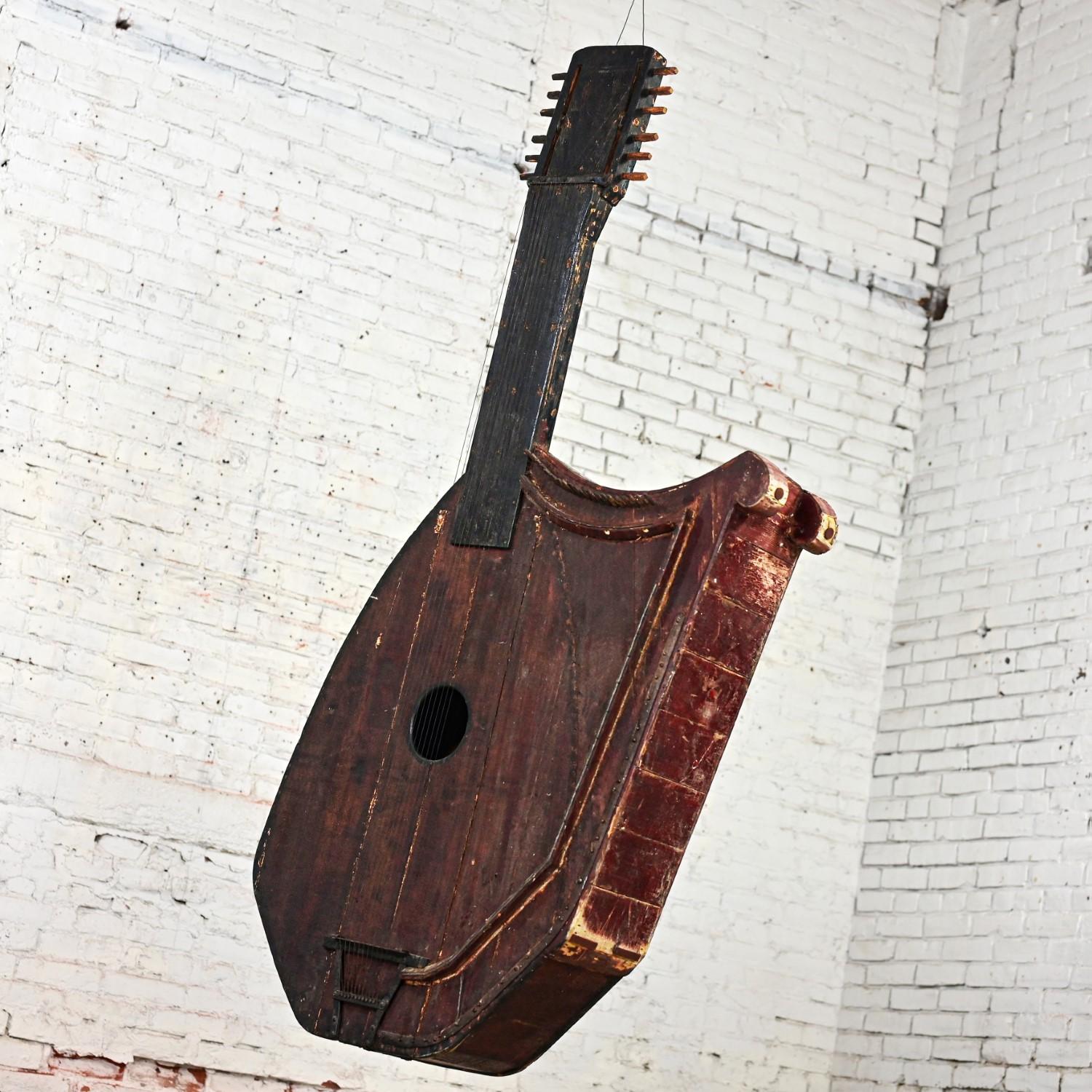 Fil de fer Sculpture murale décorative d'une harpe à guitare en bois rustique d'art populaire des années 1850-1950 en vente