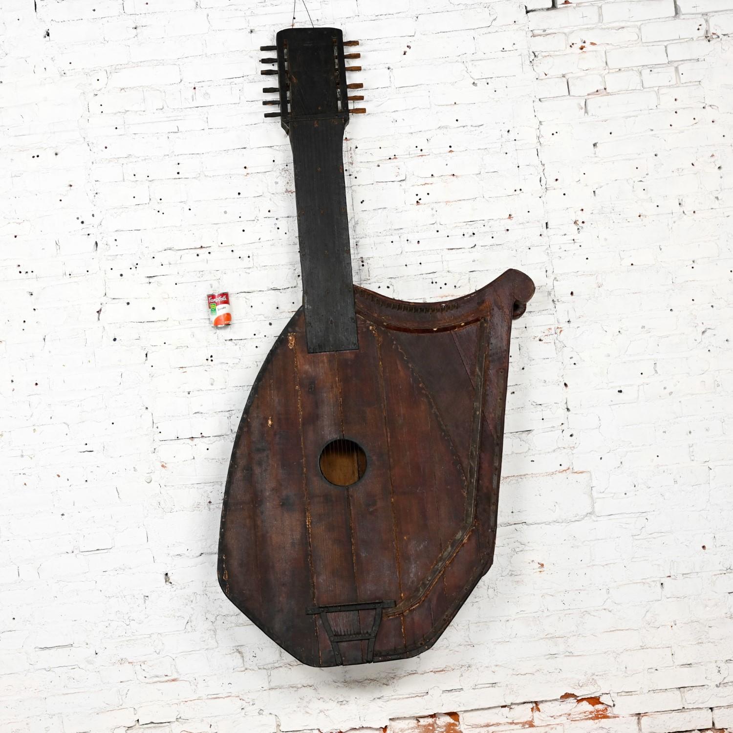 Sculpture murale décorative d'une harpe à guitare en bois rustique d'art populaire des années 1850-1950 en vente 1