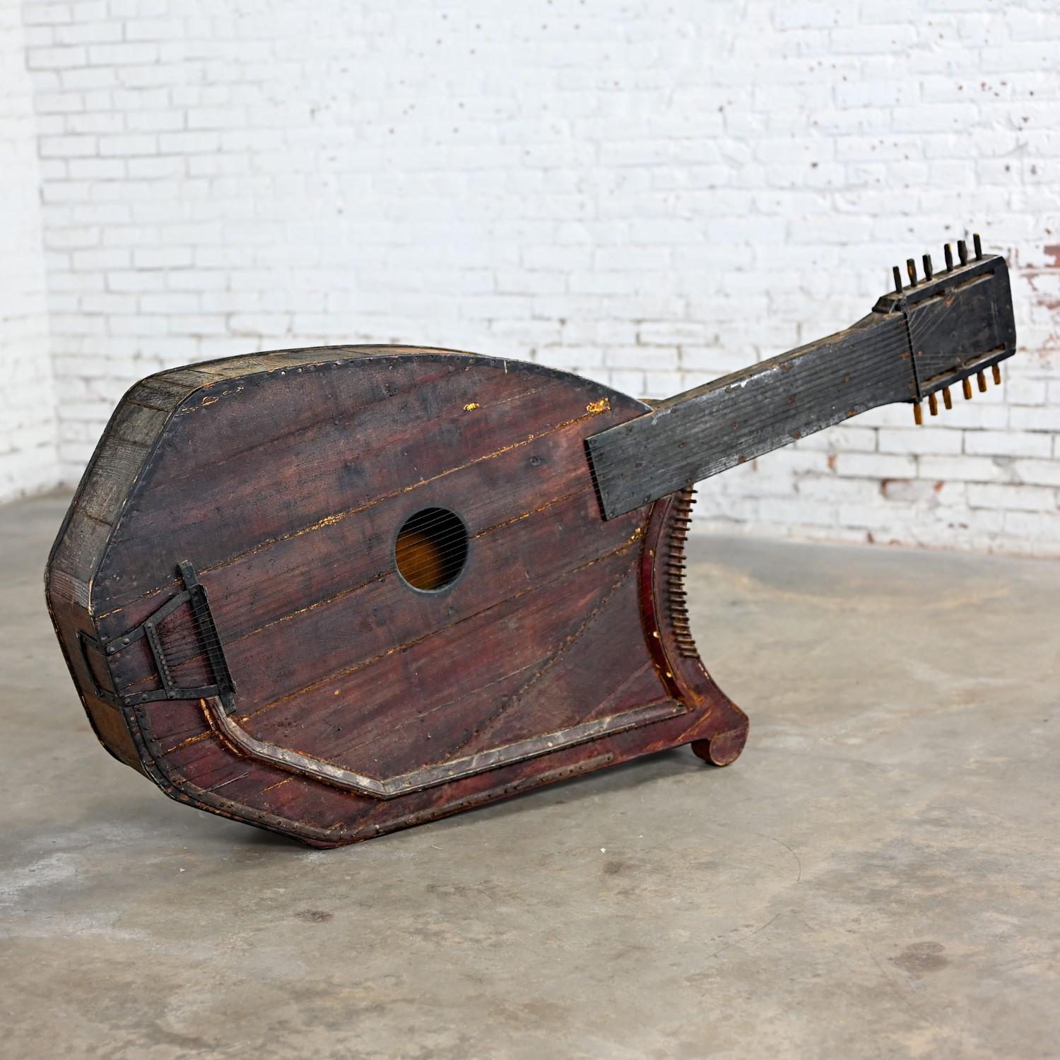 Sculpture murale décorative d'une harpe à guitare en bois rustique d'art populaire des années 1850-1950 en vente 2