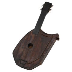 Sculpture murale décorative d'une harpe à guitare en bois rustique d'art populaire des années 1850-1950