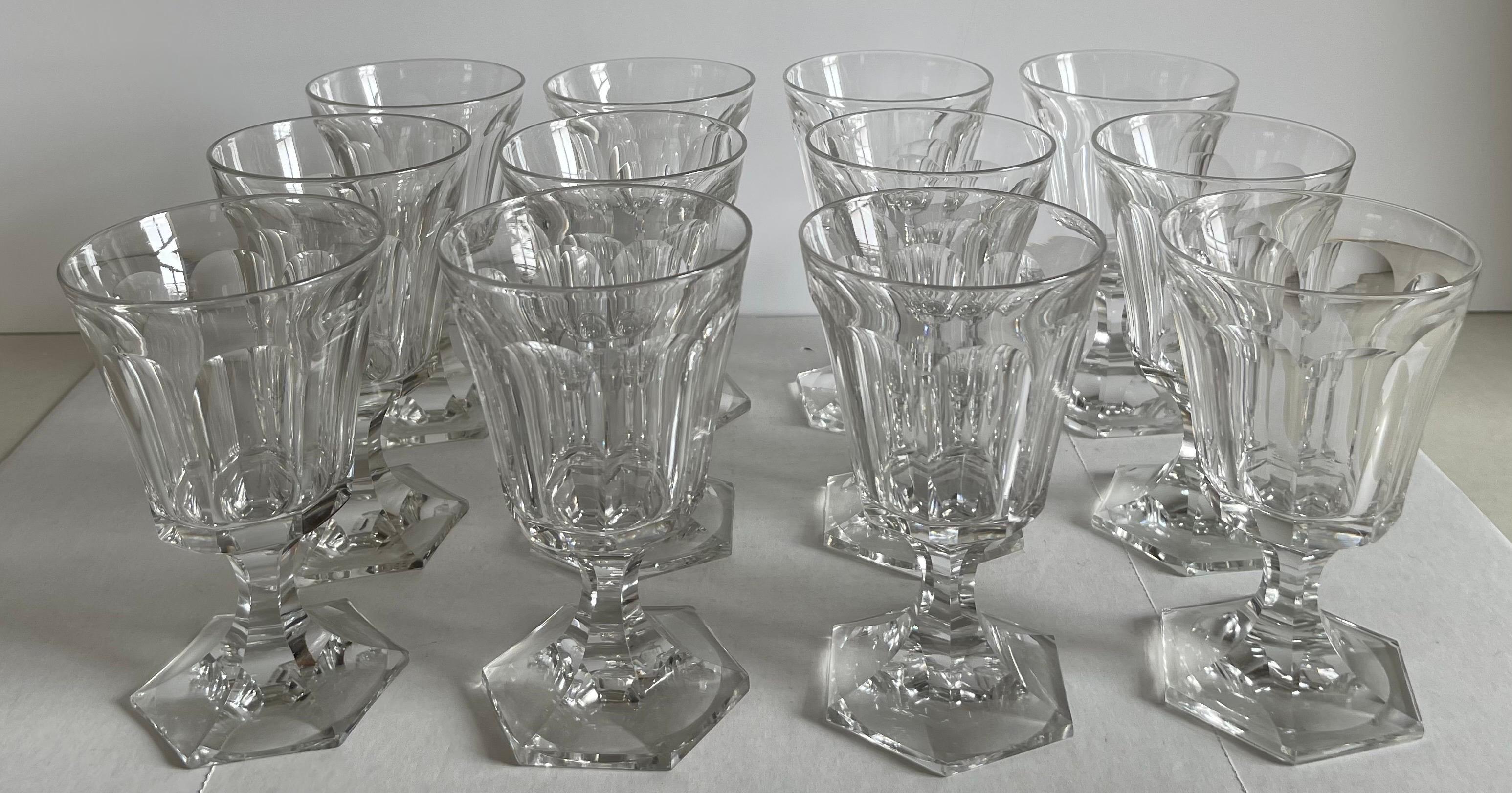 Set di 12 calici da acqua Americano, circa 1850. Vetro soffiato trasparente in ottime condizioni originali, senza riparazioni o rotture. 