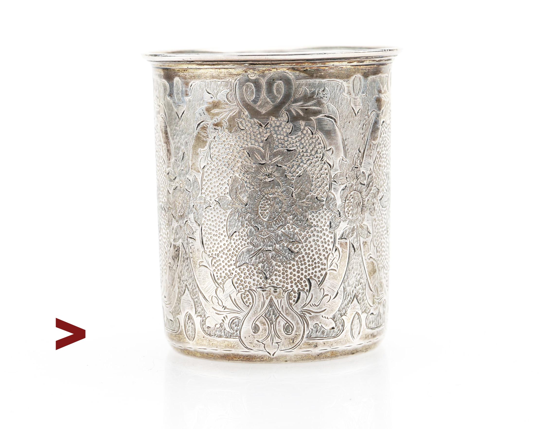 Preciosa Copa antigua de Plata del Imperio Ruso 84 hecha a mano con paredes gruesas y firmes. Decoración floral delicada y continua, tanto martillada como grabada.

Los sellos de la parte inferior indican que esta pieza se fabricó con plata rusa 84