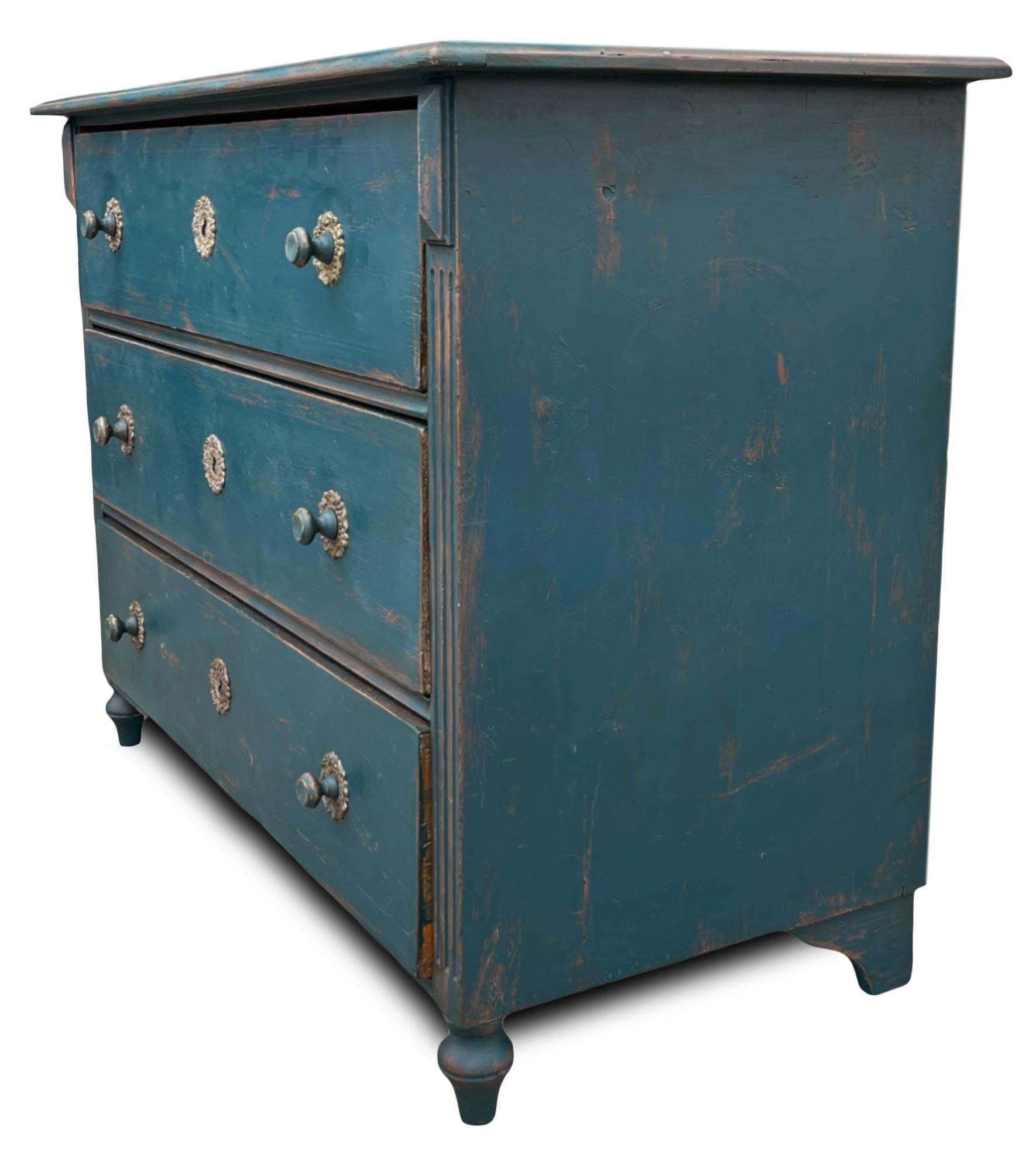 Alpine Painted Chest of Drawers

Dimensions: H. 97 cm – W. 125 cm – D. 59 cm
Period: circa 1850
Origin: Austria
Wood: Fir

Description:
Chest of drawers painted in petrol blue, with three tie rods.
Grooved sides culminating with a diamond-shaped
