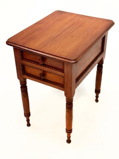 Tavolino in legno di Butternut e Oak del 1850 con due cassetti impilati con bordatura a unghiatura