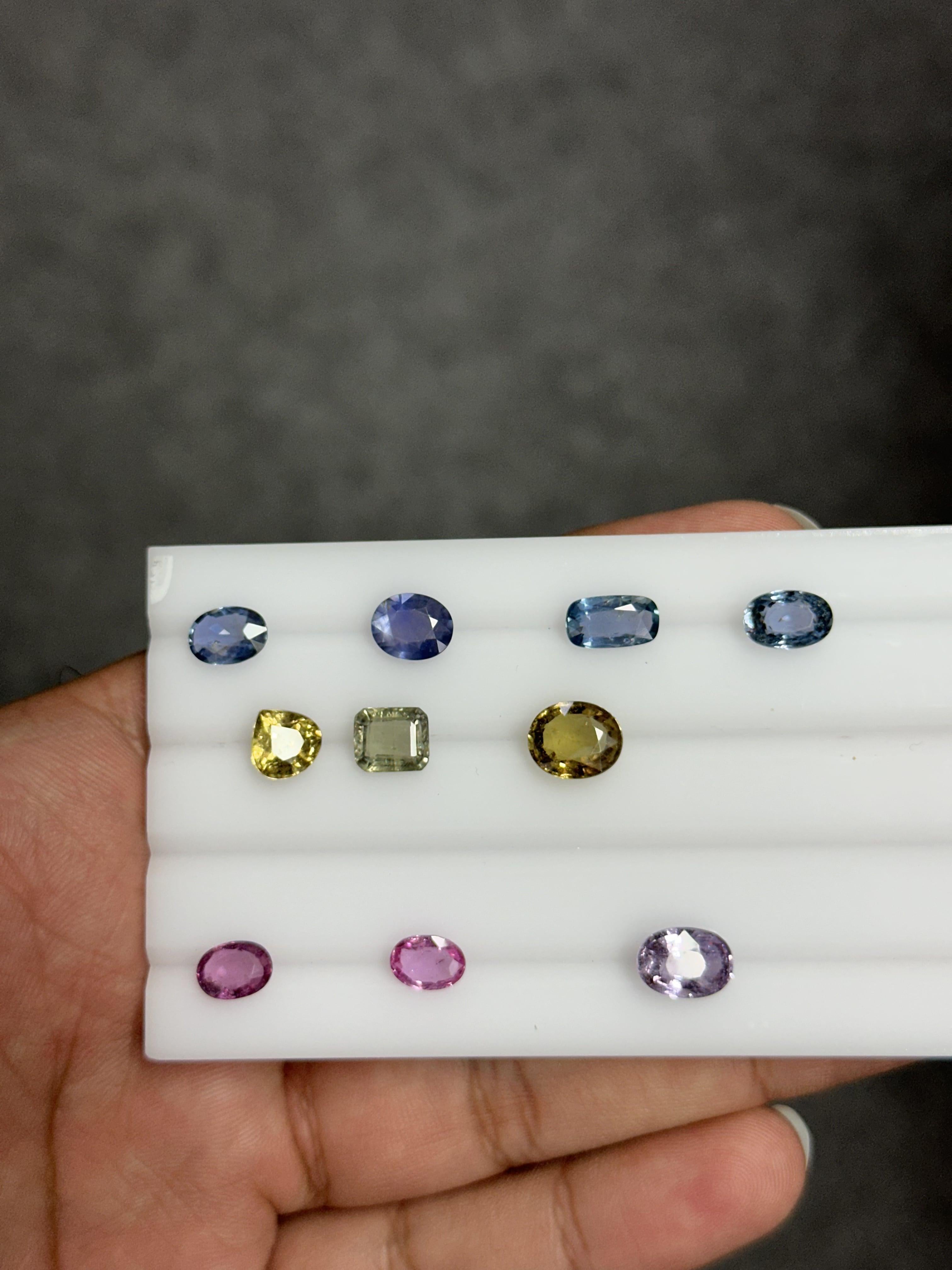 Wir präsentieren dieses 18,50-Karat-Multisaphir-Los, eine atemberaubende Kollektion, die aus hochwertigen und glänzenden Multicolor-Saphiren in einzigartigen Formen und verschiedenen Farbtönen besteht.

Diese Saphire, die aufgrund ihrer