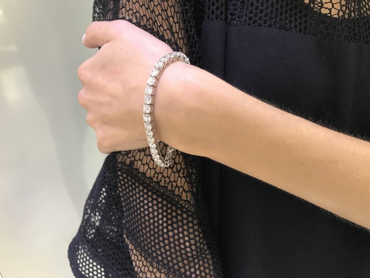 Modern 18.50 Carat Round Diamond 18 KT White Gold Classic Line Tennis Bracelet For Sale