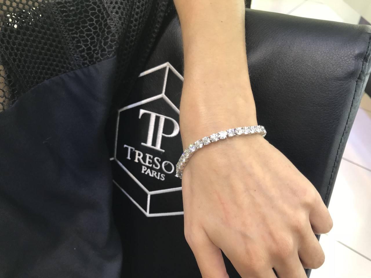 Round Cut 18.50 Carat Round Diamond 18 KT White Gold Classic Line Tennis Bracelet For Sale