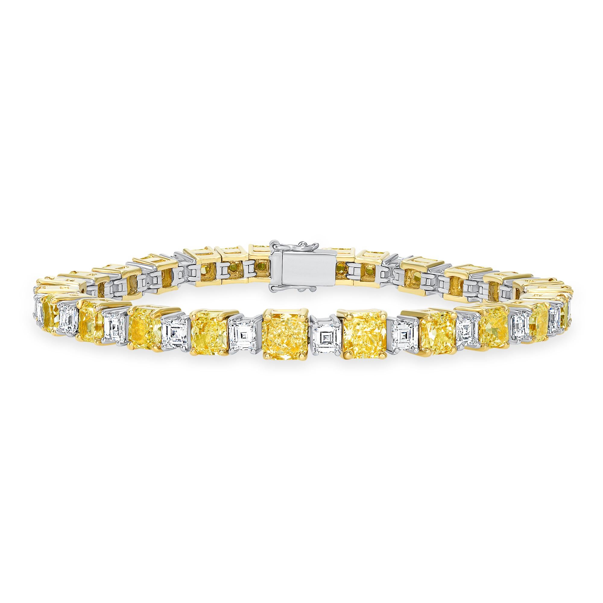 18.50 ct Fancy Light Yellow Radiant Diamant One-of-a-Kind FineJewelry Bracelet 

Einzigartiges Armband aus 14k zweifarbigem Gold mit hellgelbem Radiant und Carre-Diamant

Diese High-End-Schmuck bestehen aus 18,50 tcw Radiant Brilliant Fancy Light