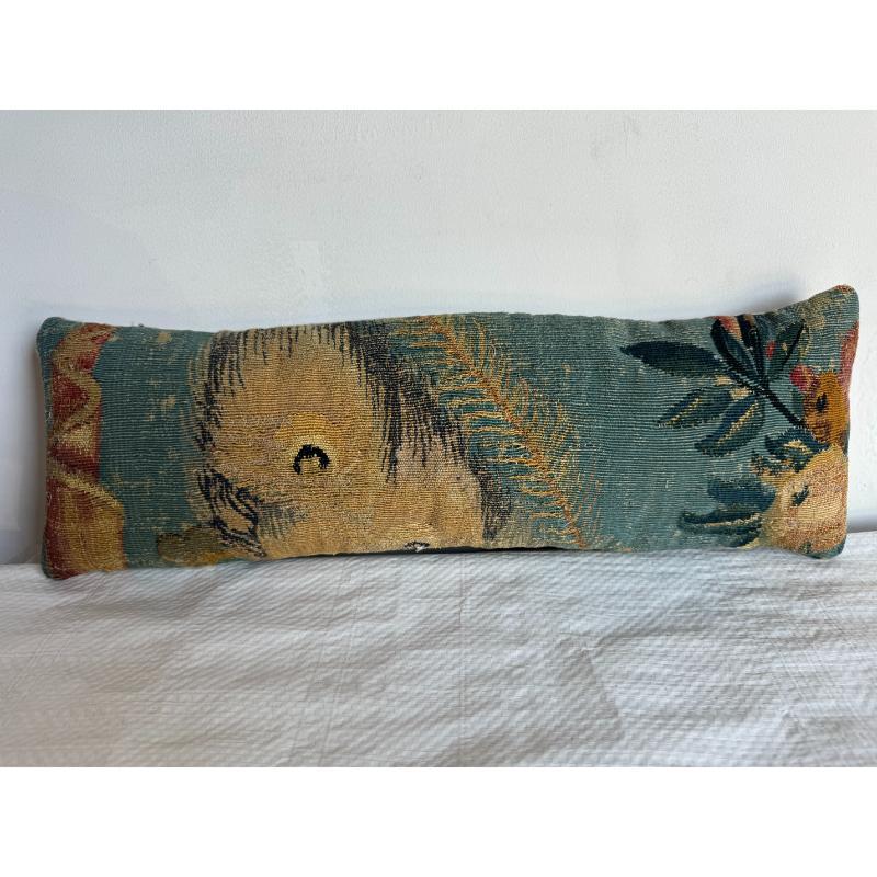 Dieses seltene Vintage-Kissen zeigt ein elegantes französisches Wandteppichmuster von 1850, das zarte Blumen und pastorale Details darstellt. Die gedeckten Töne und die zarte Kunstfertigkeit vermitteln ein Gefühl von zeitloser Raffinesse.

Mit den
