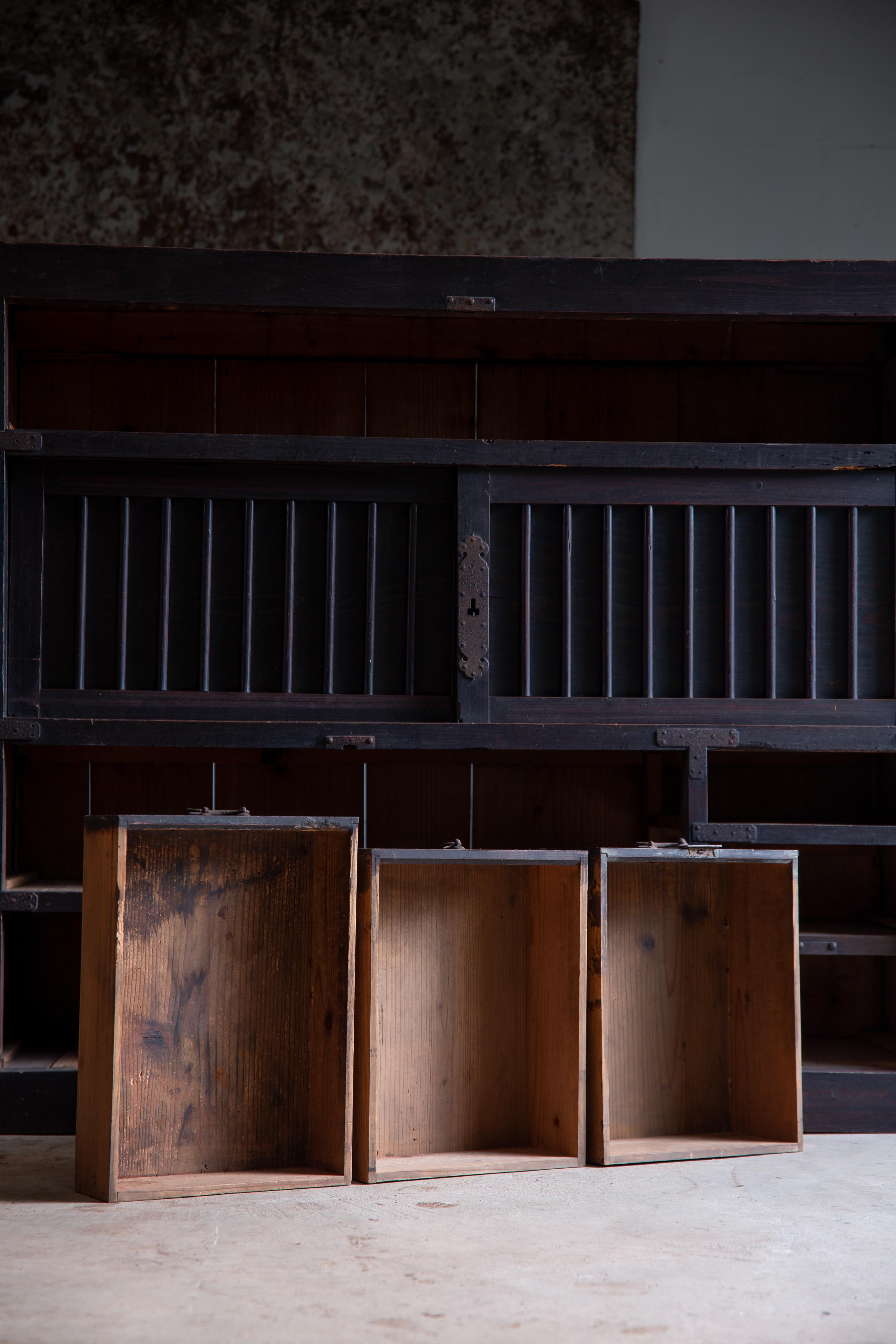 1850 Edo antik Katana dansu, Wabi sabi Samurai Schwerter Tansu Kommode mit Schubladen 9