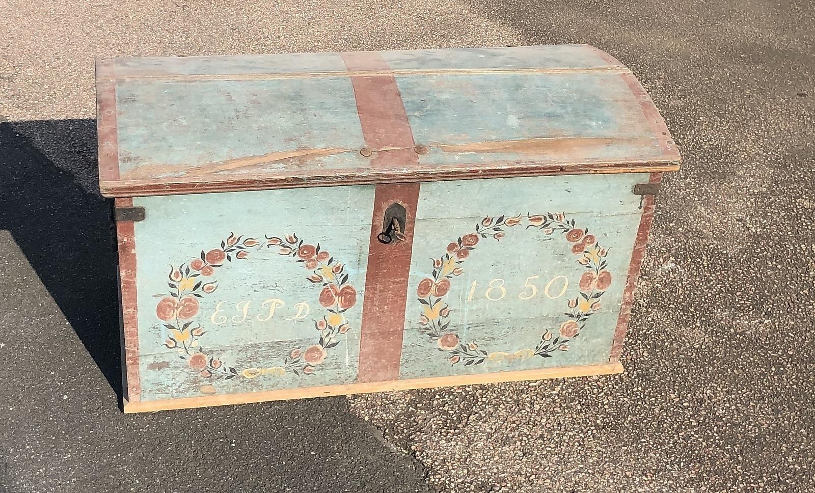 Extremely rare antique Swedish country gustavian blanket box chest in the original hand painted polychromatic finish in the Jamtland style.

Beautiful light blues, darker blues, reds and ochres with hand painted flower wreaths and the original