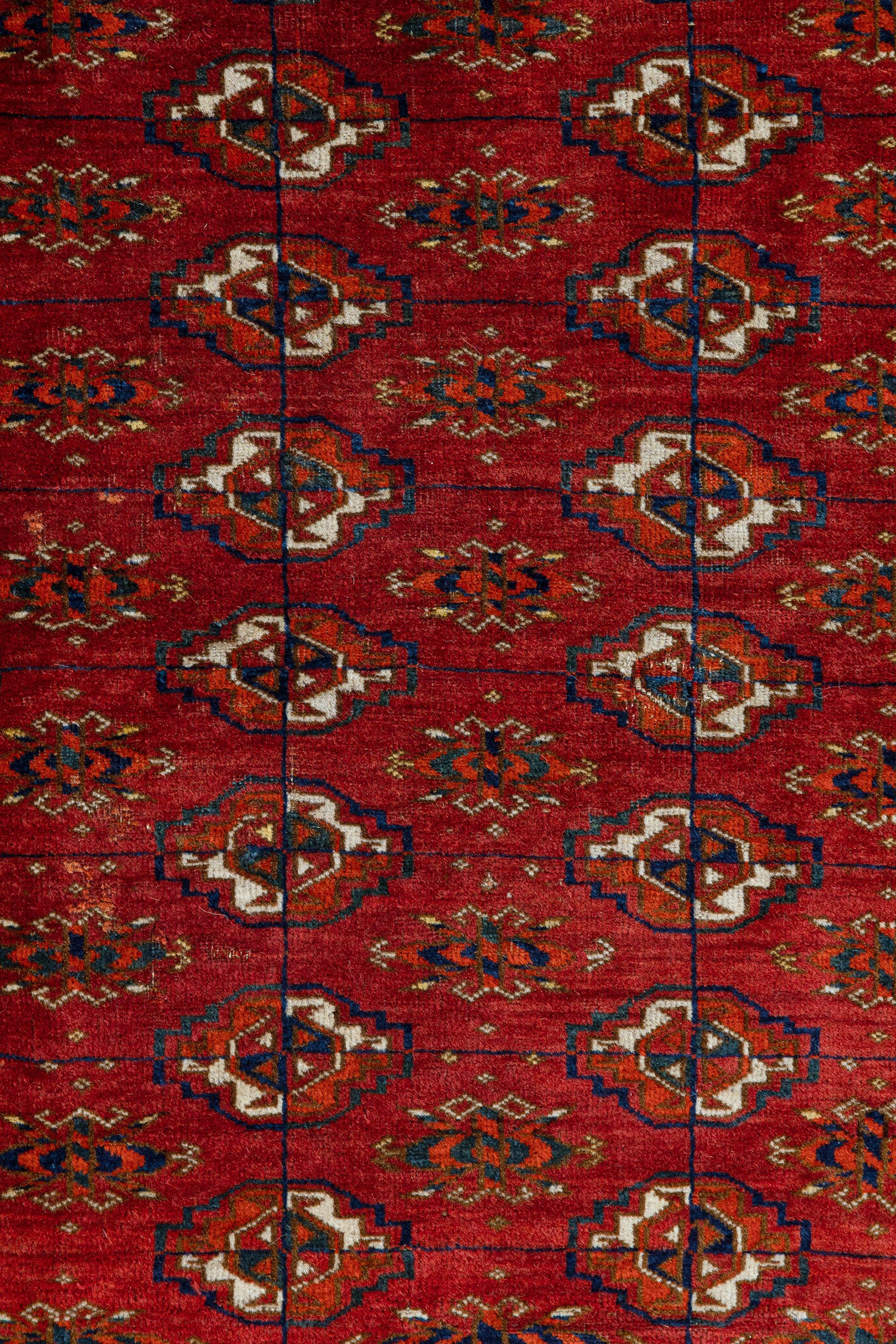 Tekke - Asie centrale

Ancienne Tekke fabriquée au Turkménistan au milieu du 19e siècle. Méticuleusement tissé à la main avec de la laine douce et des teintures naturelles, ce tapis faisait partie de la célèbre collection de tapis turkmènes de Leigh