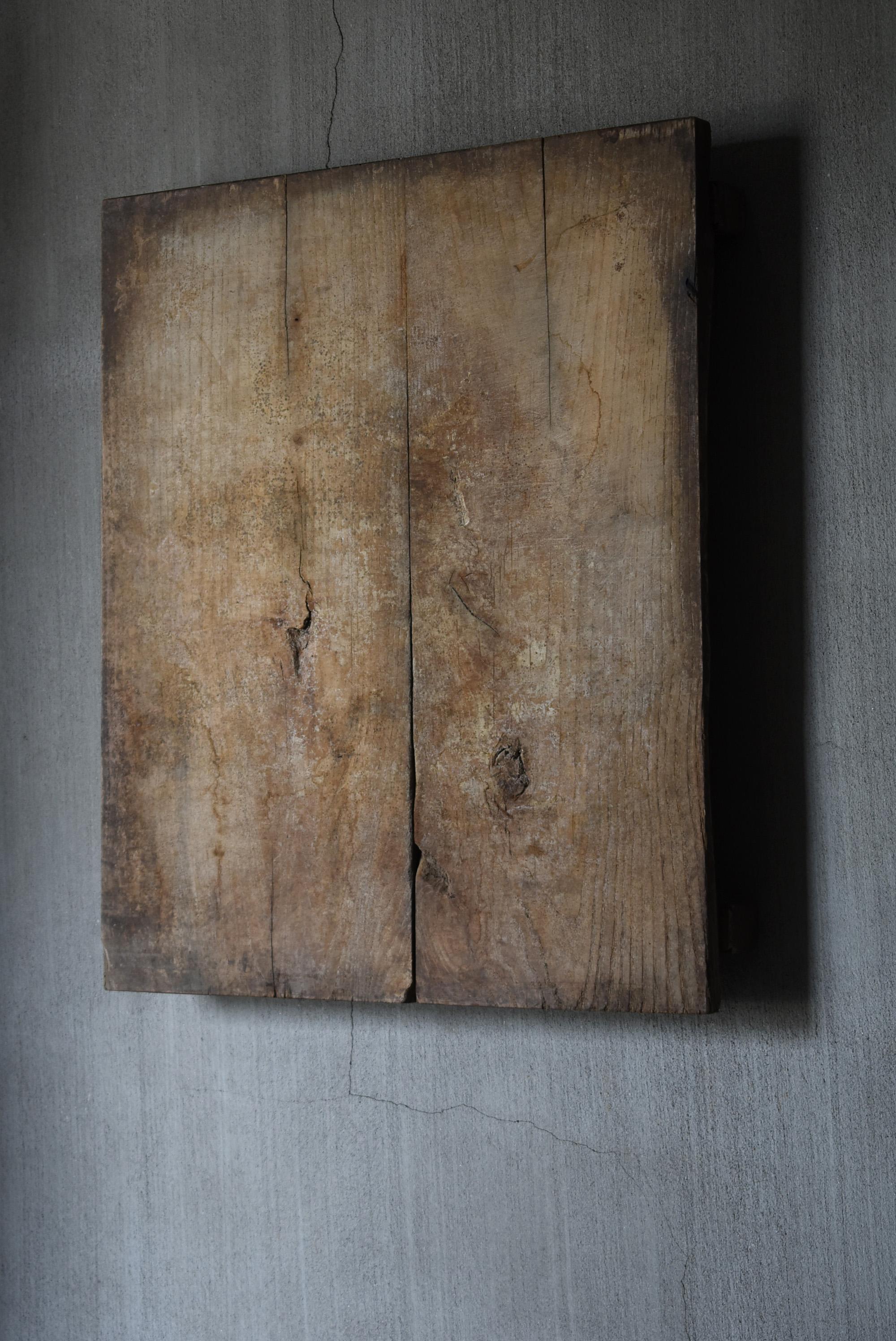 We Japanese introduce unique aesthetics, purchasing routes, and unique items that no one can imitate.

It is a work board used in Japanese private houses.
It is an item from the Meiji era to the Taisho era.
The material is chestnut wood.
It seems