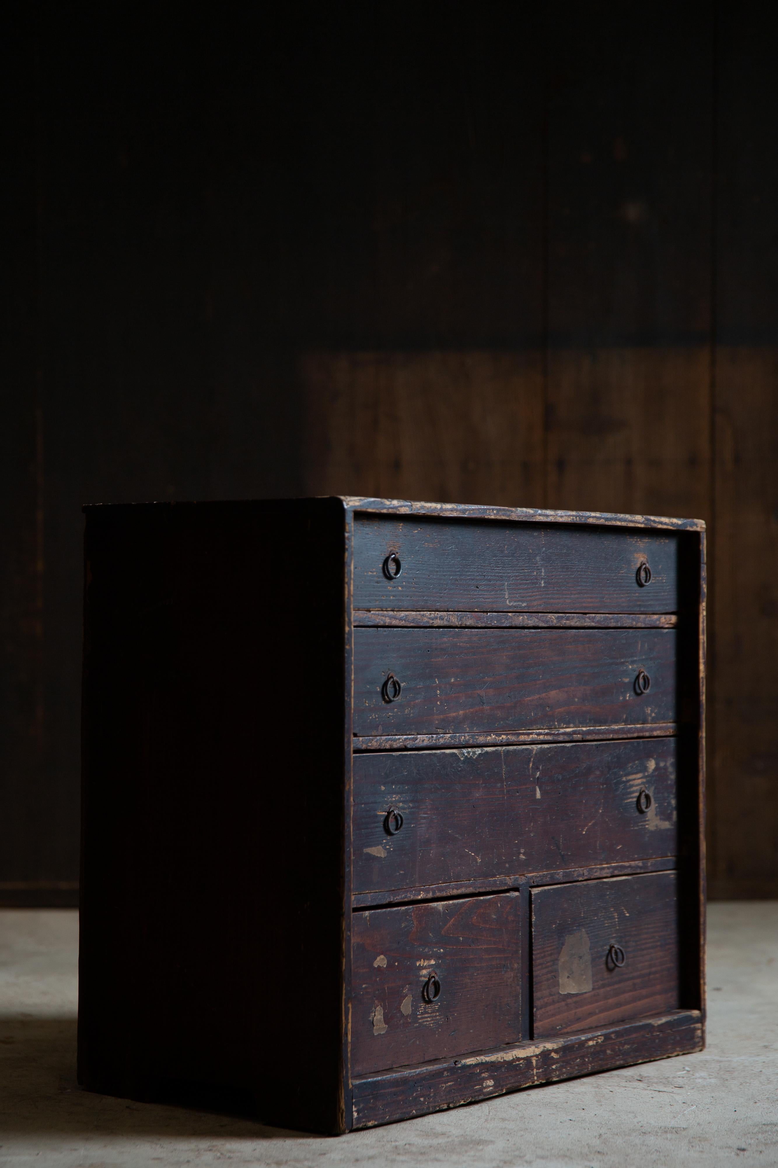 Laqué Coffre à tiroirs japonais ancien des années 1850-60, , époque Edo. wabi sabi urushi tansu en vente