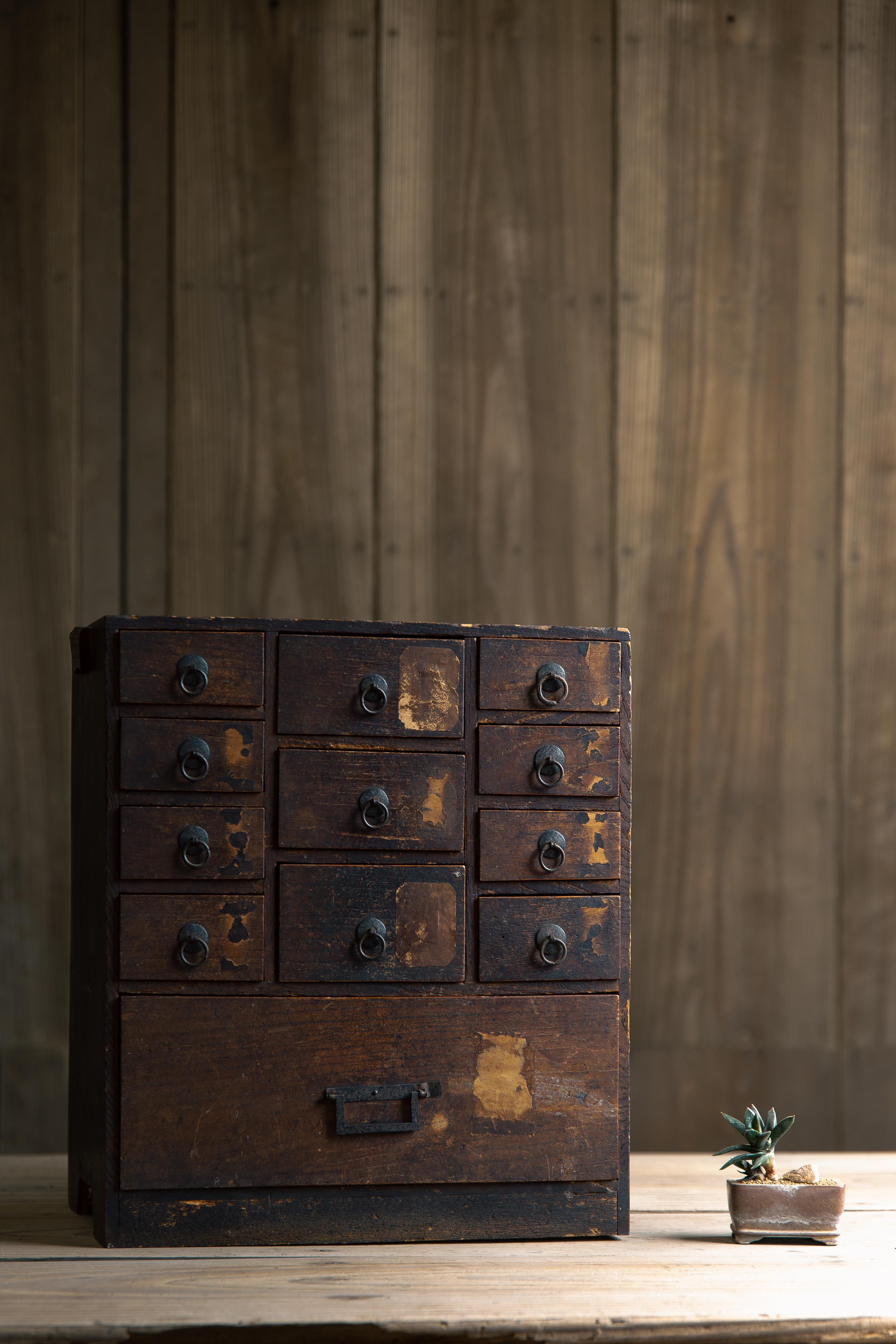 Travail du bois 1850-70s late Edo Japanese antique mid size medicine chest. wabi sabi