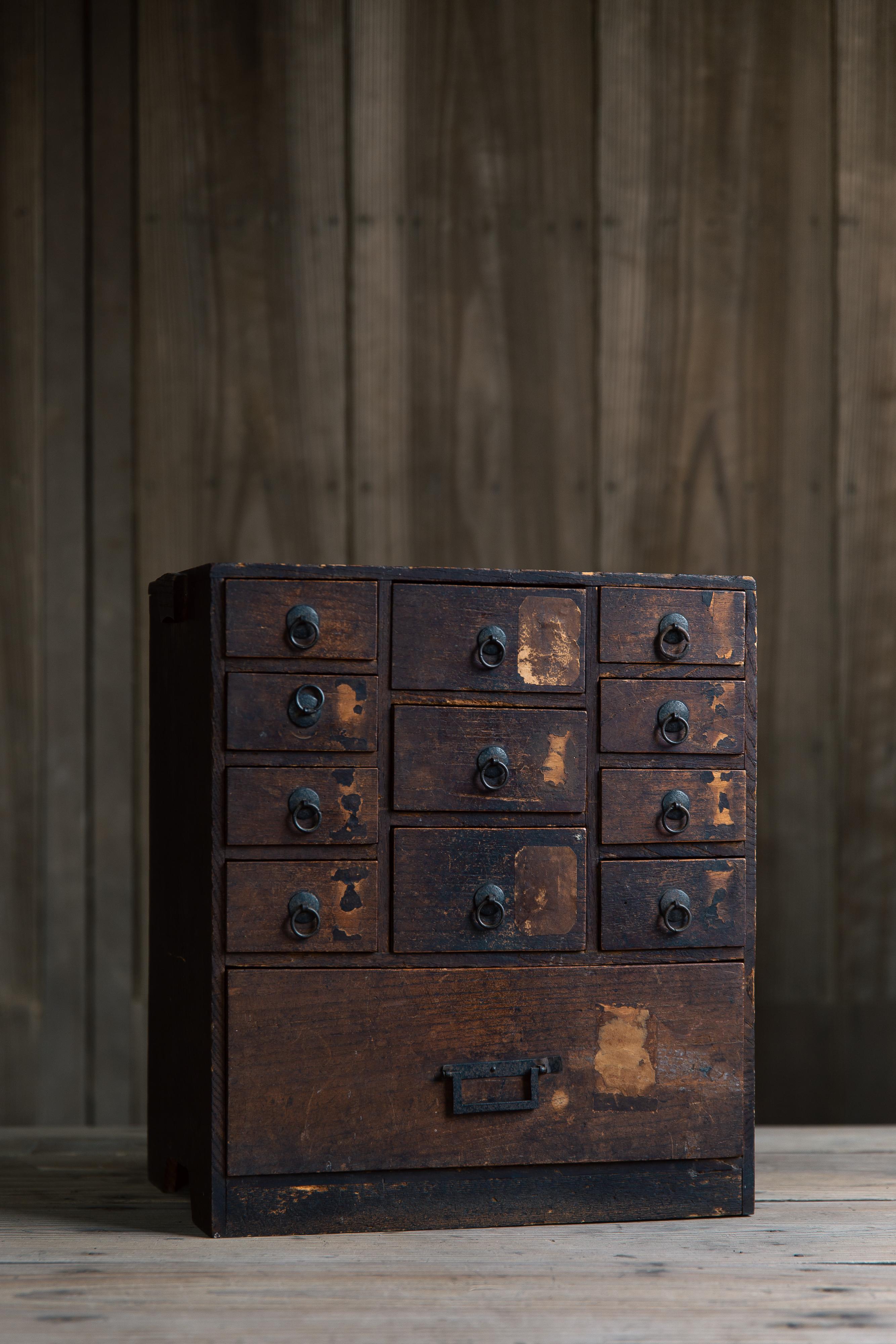 1850-70s late Edo Japanese antique mid size medicine chest. wabi sabi Bon état à 常陸大宮市, JP