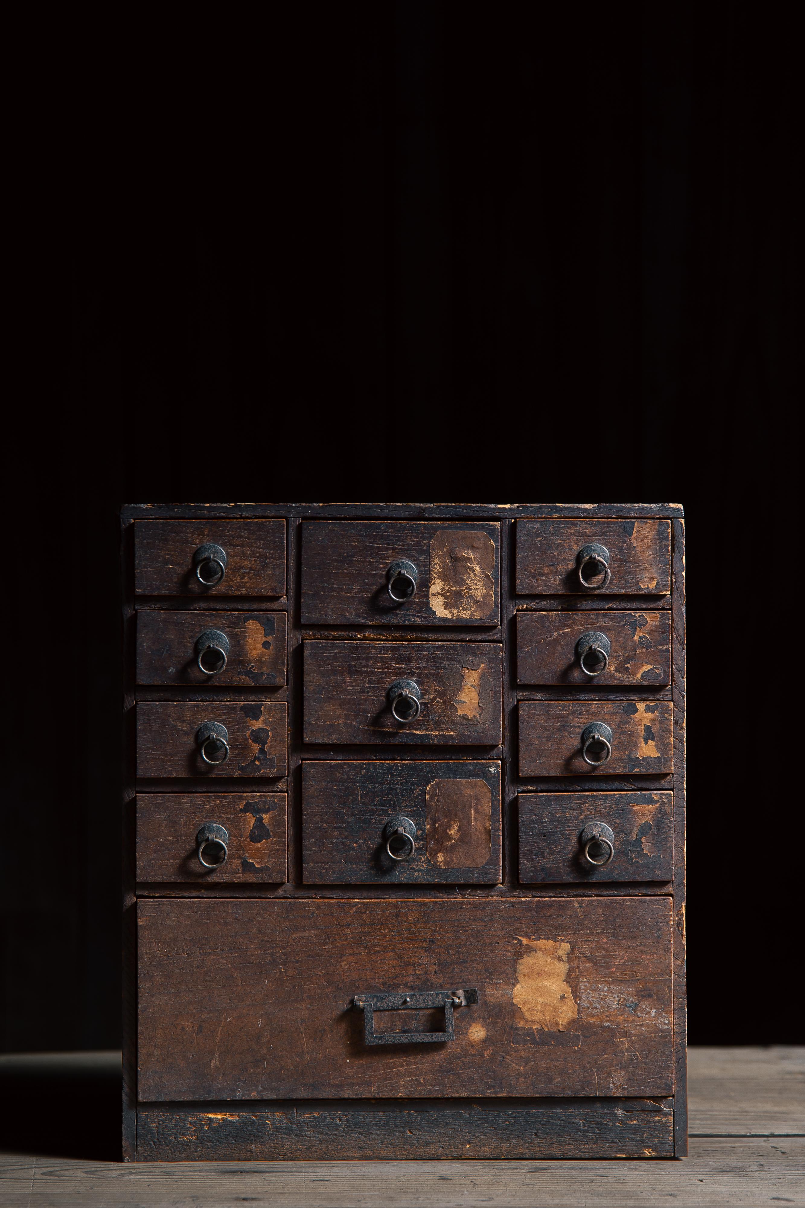 Japonais 1850-70s late Edo Japanese antique mid size medicine chest. wabi sabi