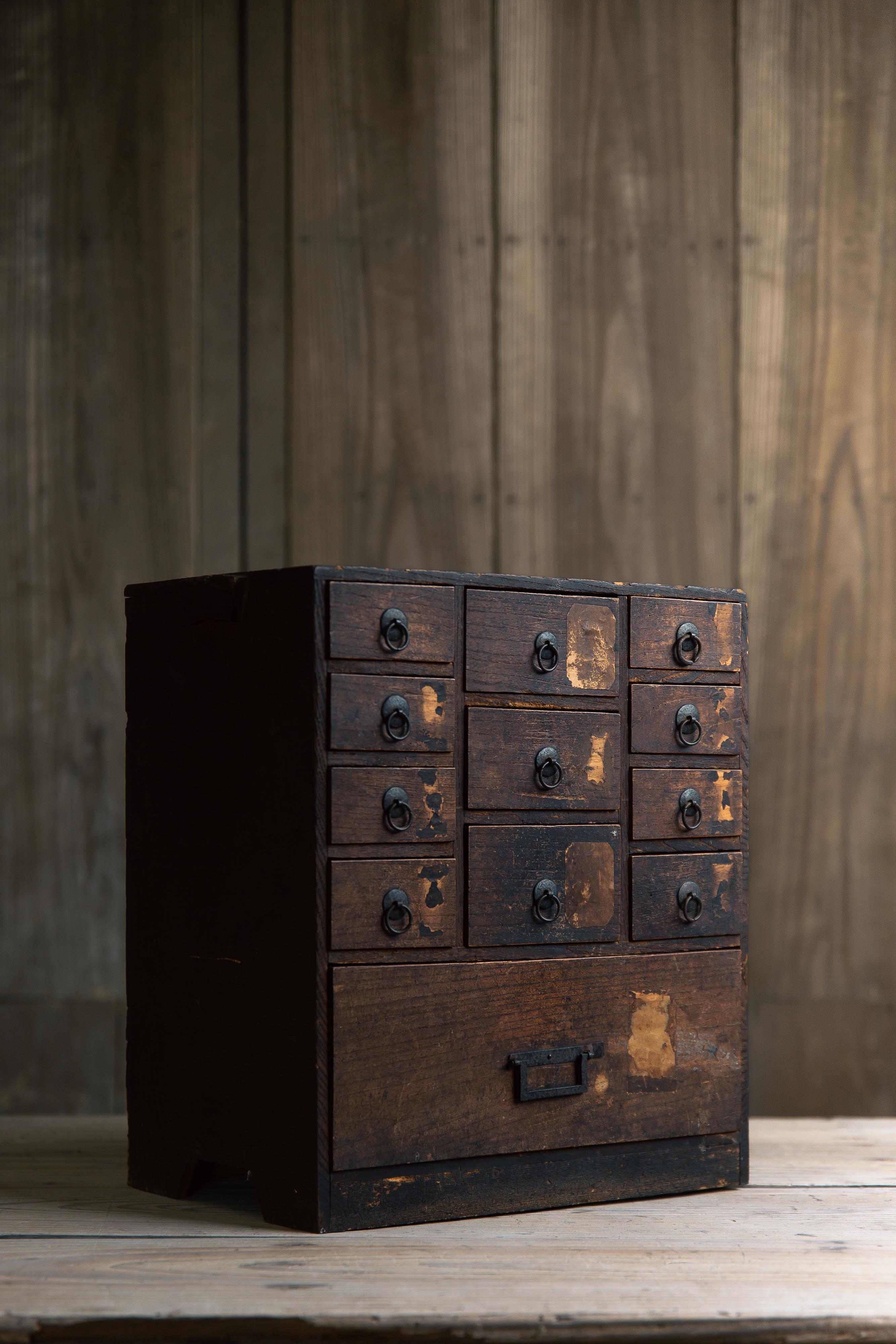 XIXe siècle 1850-70s late Edo Japanese antique mid size medicine chest. wabi sabi