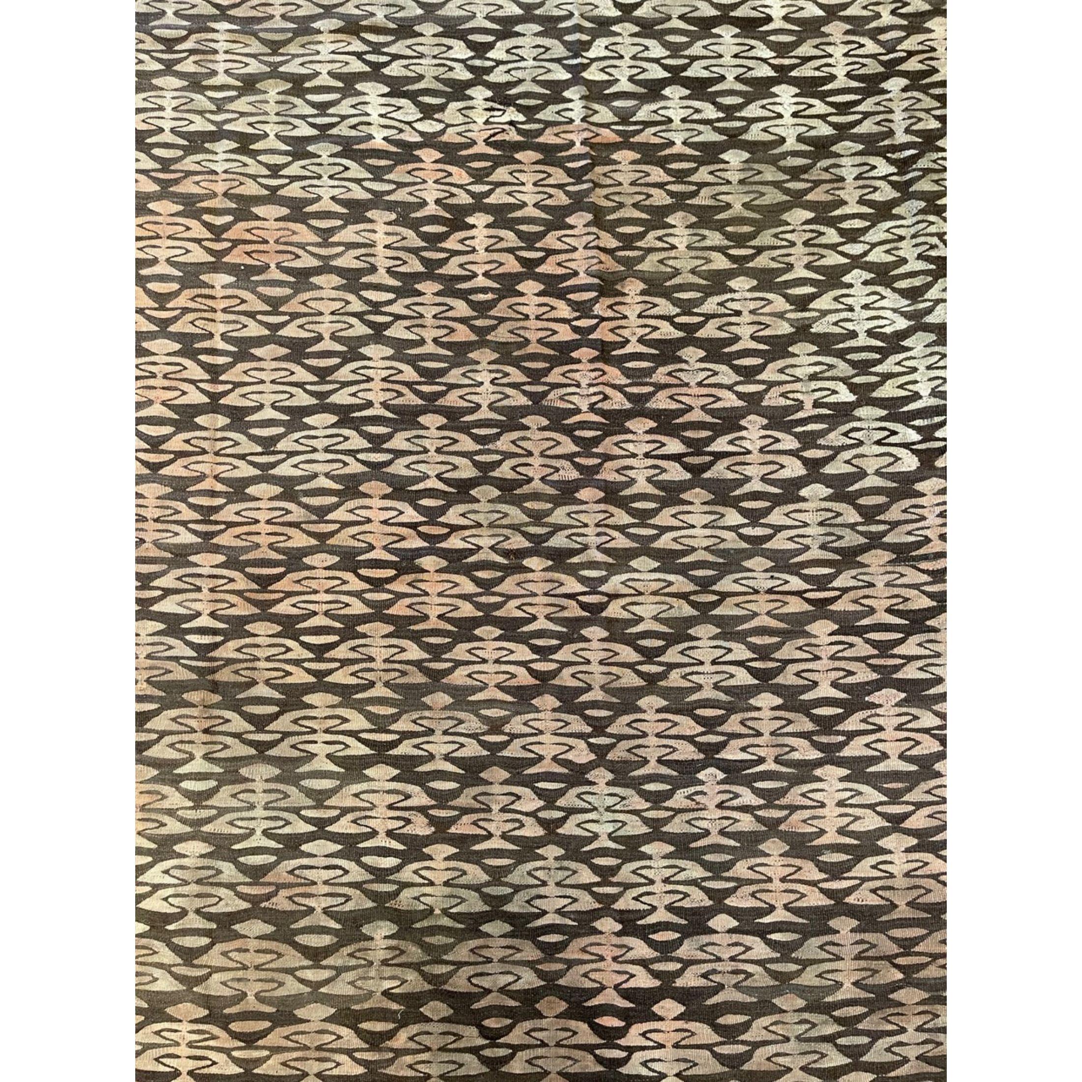 Bessarabische Kelims und Teppiche sind flach gewebte Teppiche, die ihren Ursprung in den russischen Provinzen der Ukraine und Moldawien in den späten 1800er bis frühen 1900er Jahren haben. Während die meisten Teppichexperten die flach gewebten