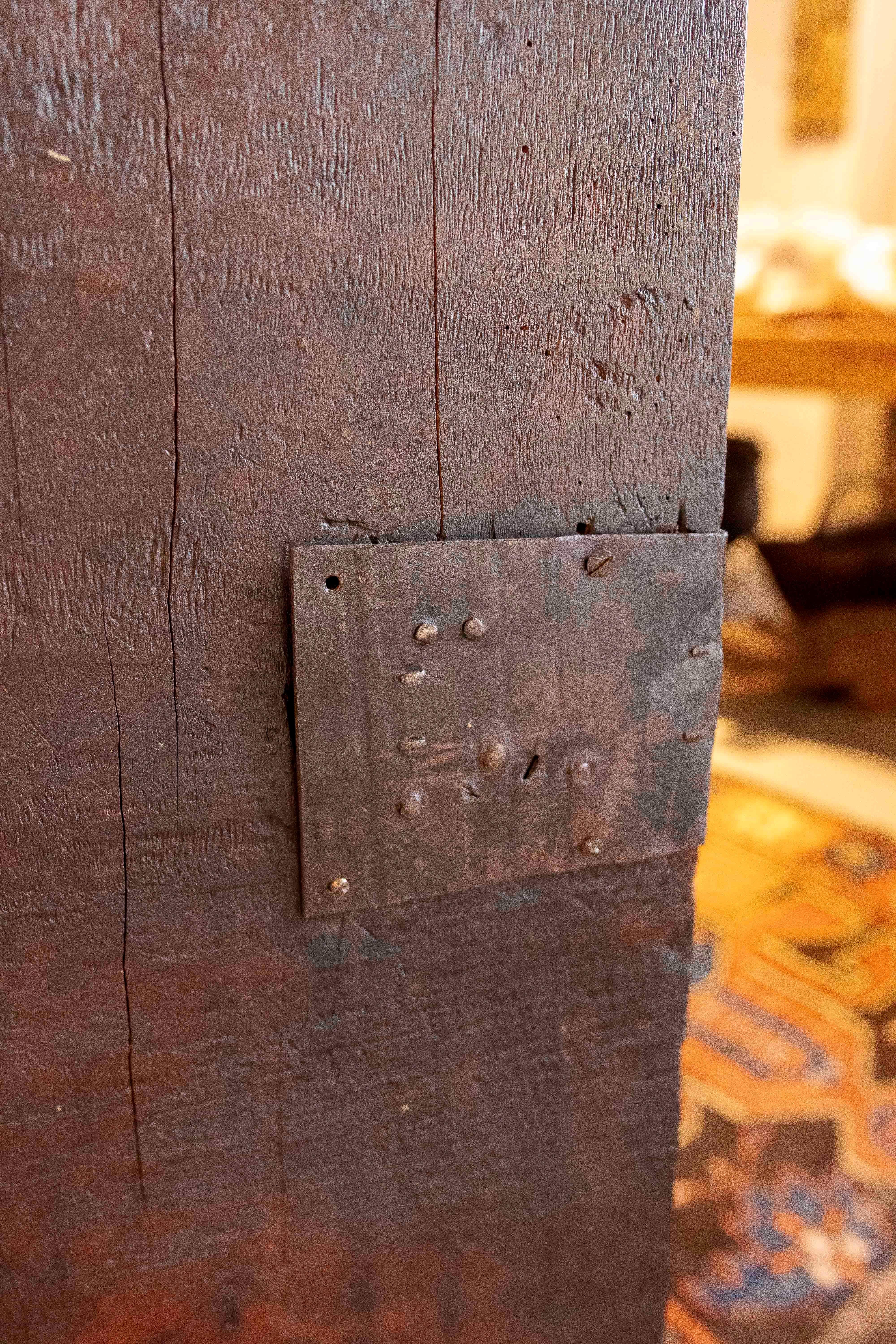 Armario antiguo de 1850 con incrustaciones de hueso y detalles artesanales en venta 4